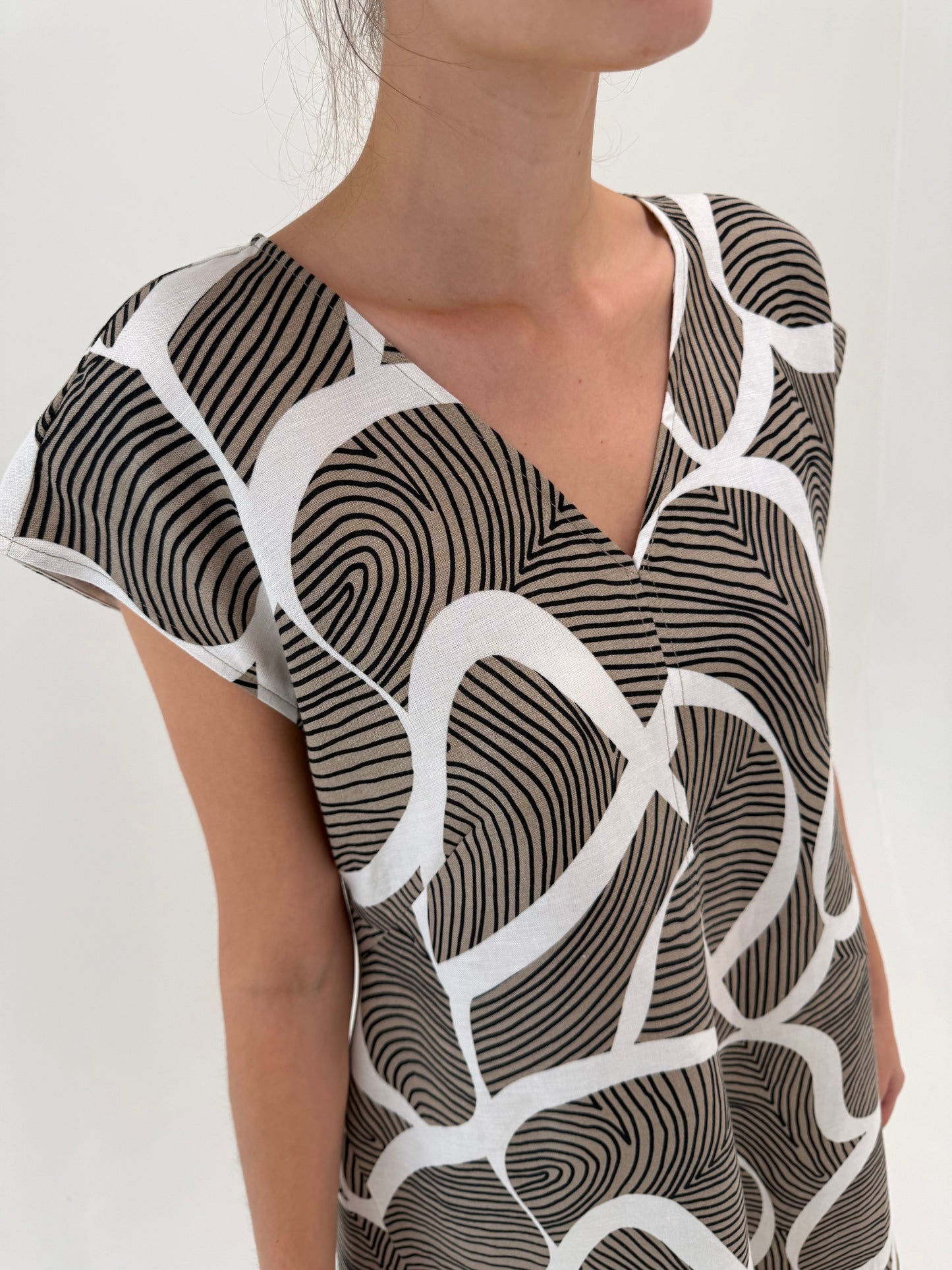 Rochie din pânză de in în croi minimalist și print actual