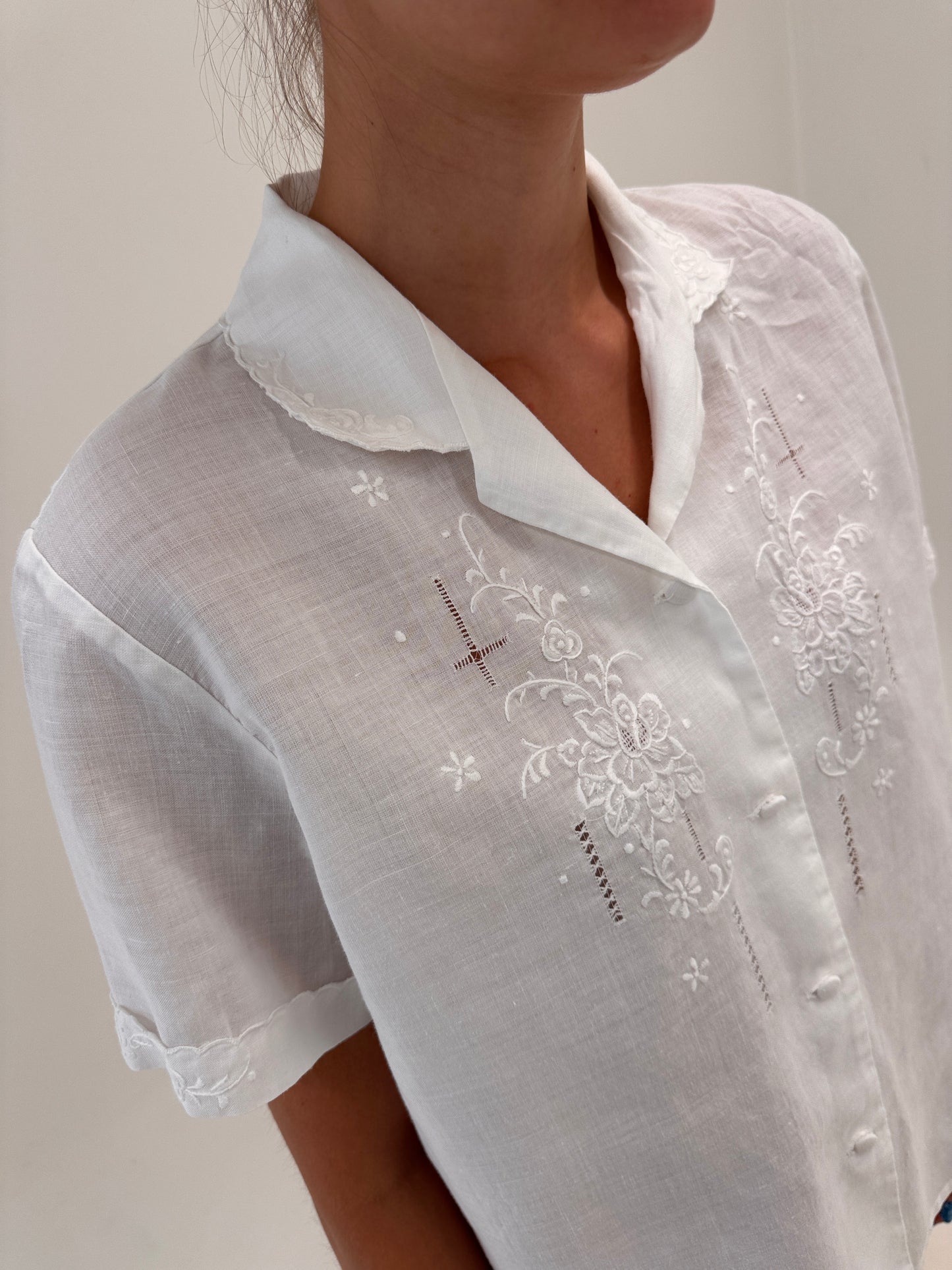 Cămașa bijuterie din in cu broderie manuală