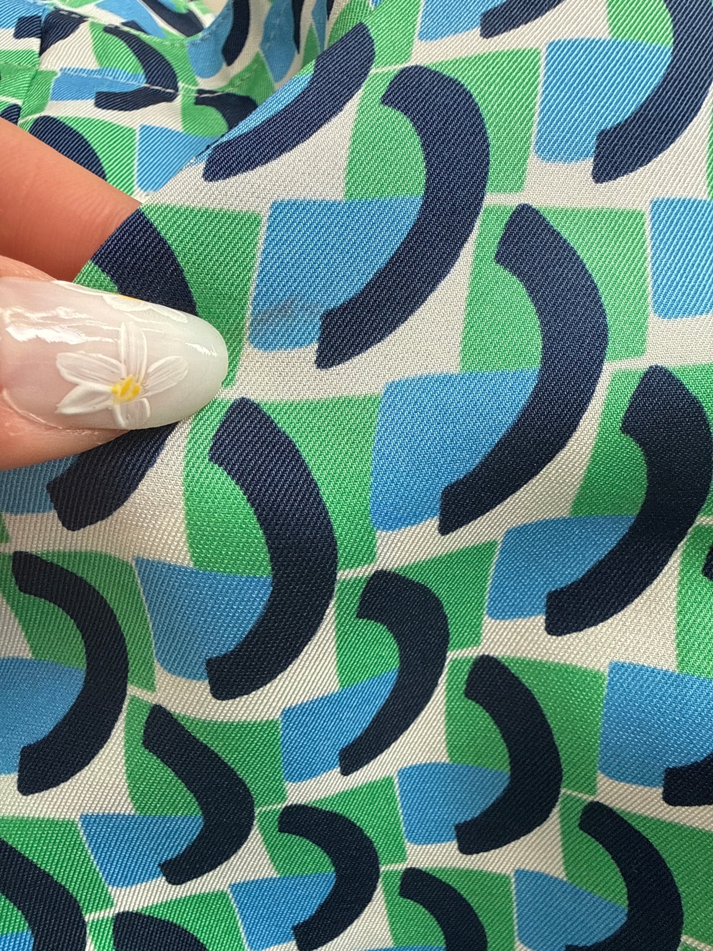 Cămașa Chloe din twill de mătase naturală cu print geometric