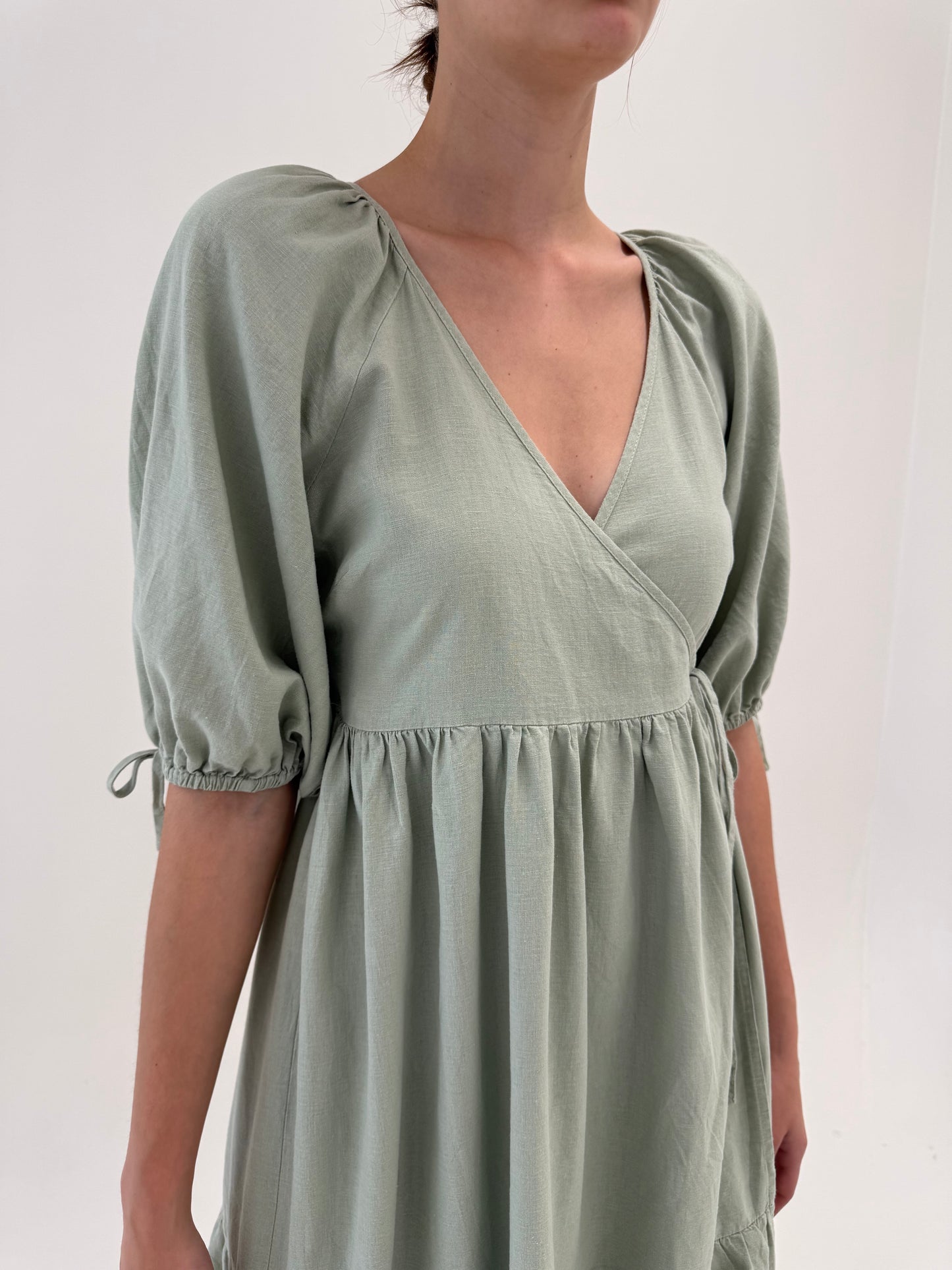 Rochie maxi dusty mint green cu talie ultra înaltă și mâneci bufante în croi petrecut