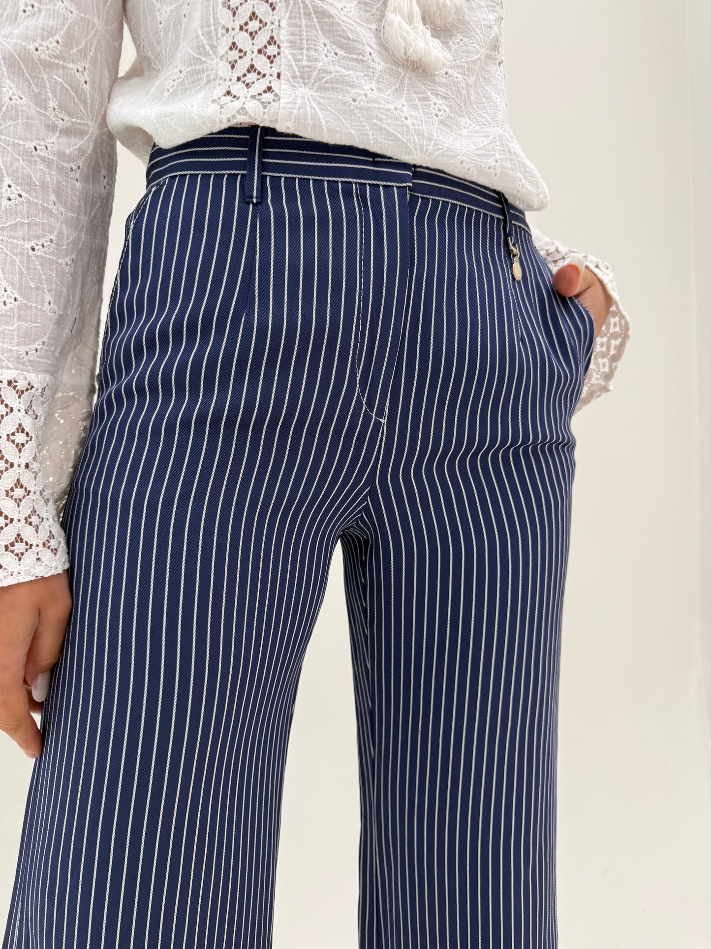 Pantaloni luxury evazați gama Max Mara din twill excepțional cu dungi fine verticale