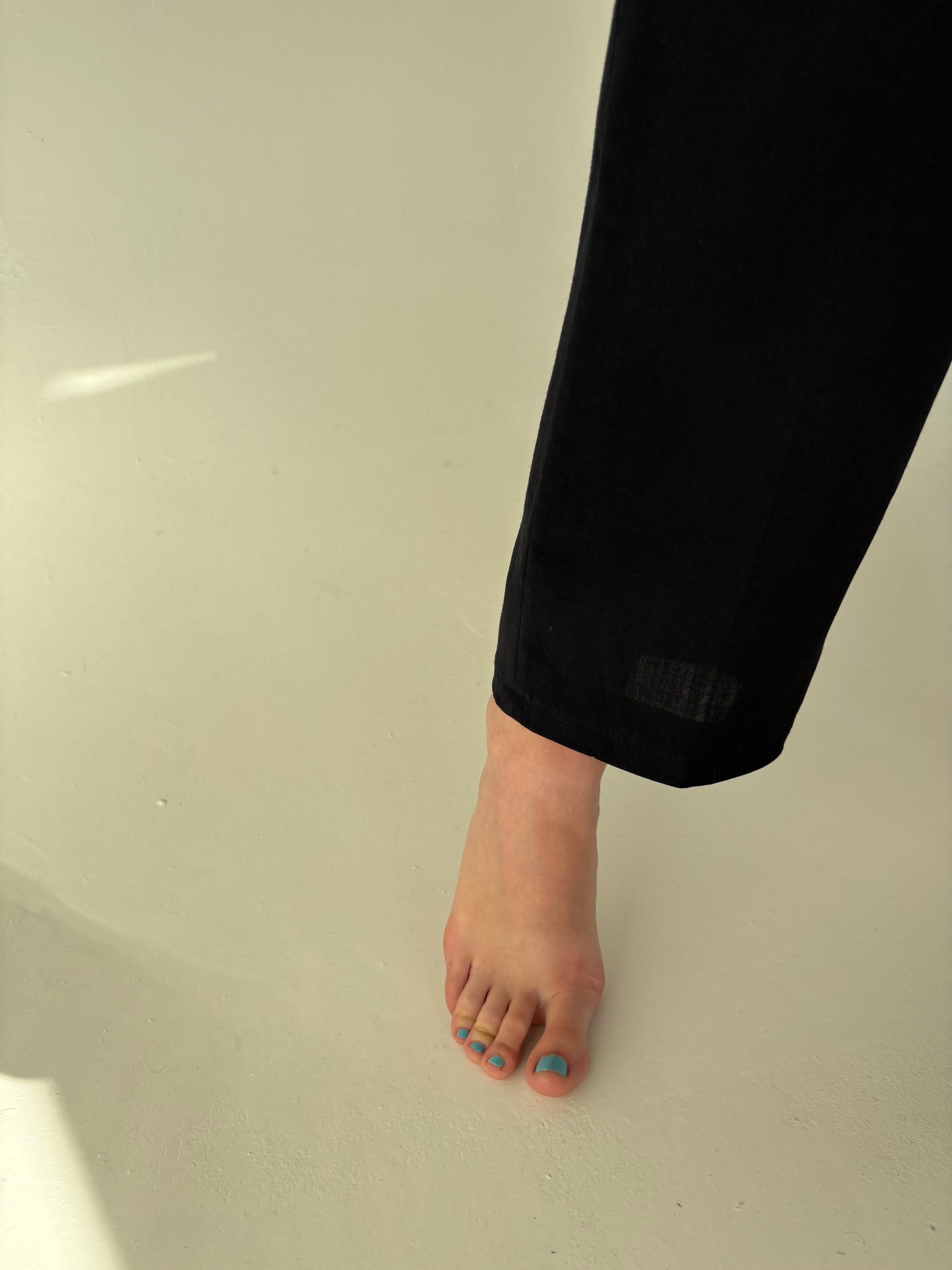 Pantaloni tall Navy cu talie ultra înaltă și pense din lana extrafina