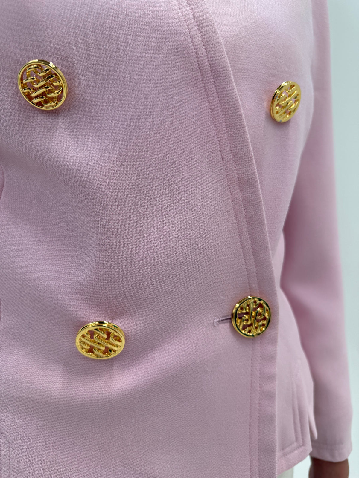 Sacou Max Mara powder pink cu nasturi aurii metalici în croi minimalist