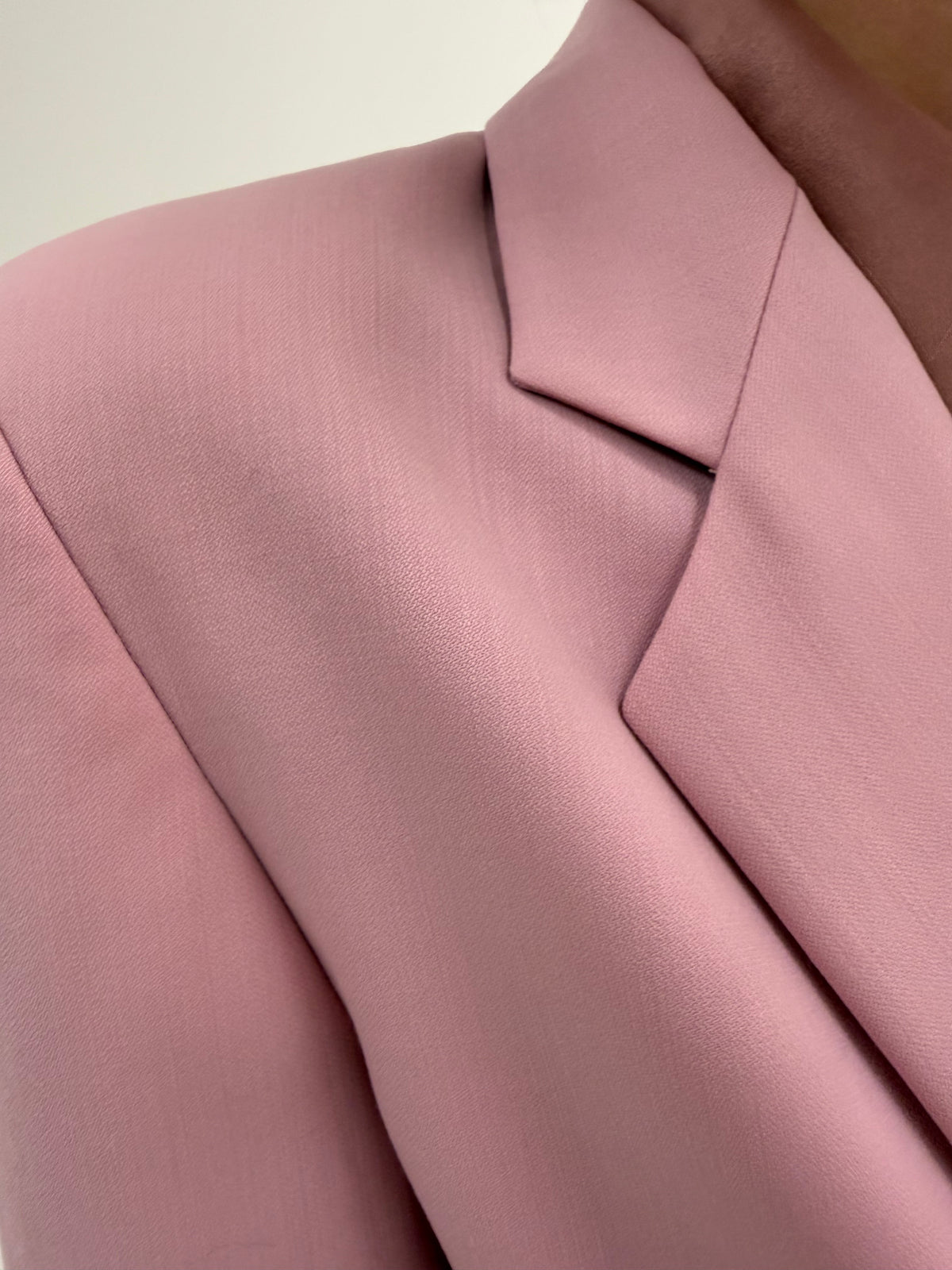 Sacou Ungaro light pink din lana extrafina în croi clasic ușor cambrat