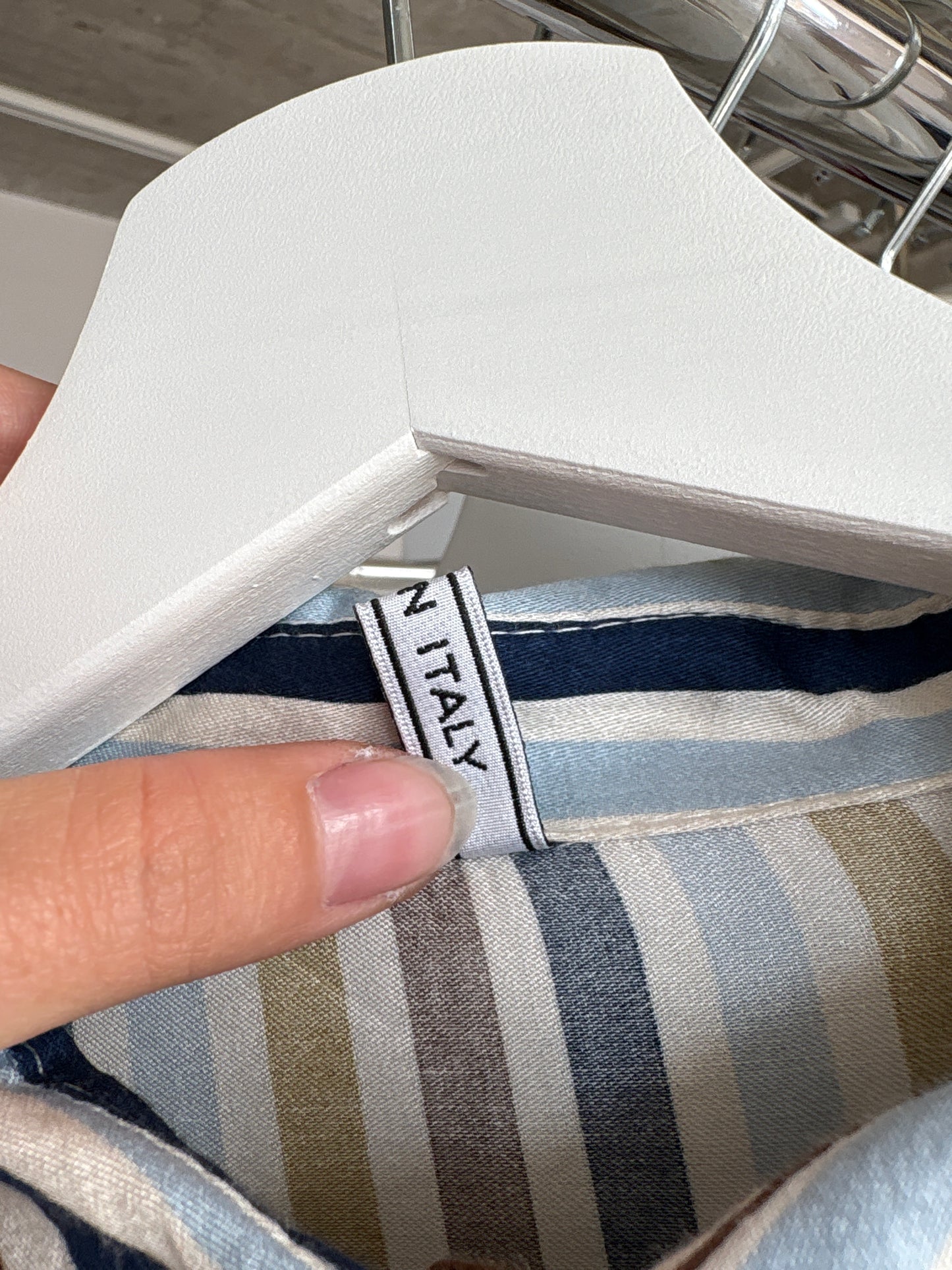 Cămașa premium italian în dungi verticale și croi ușor cambrat