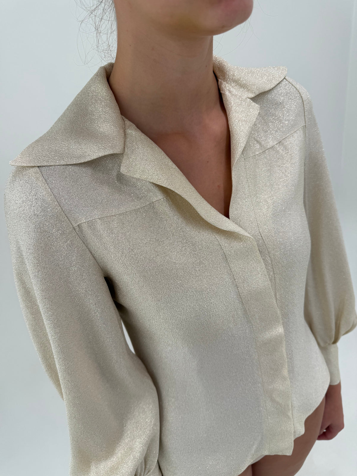 Cămașa old vintage anii 70 din lurex fin auriu pudrate cu manșete înalte și mâneci ample