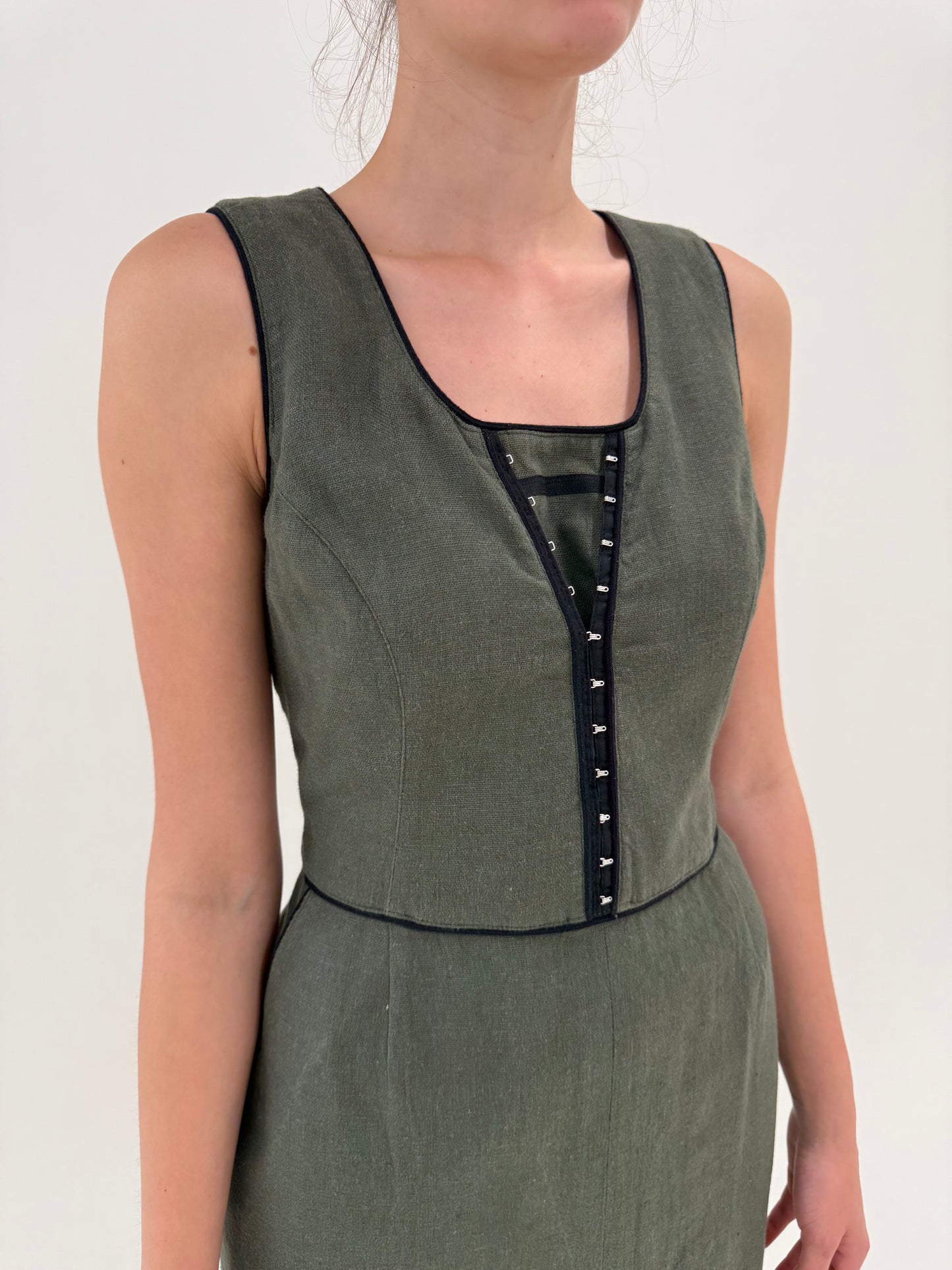 Rochie maxi din pânză kaki cu bust tip corsaj și talie ultra înaltă marcată cu buzunare