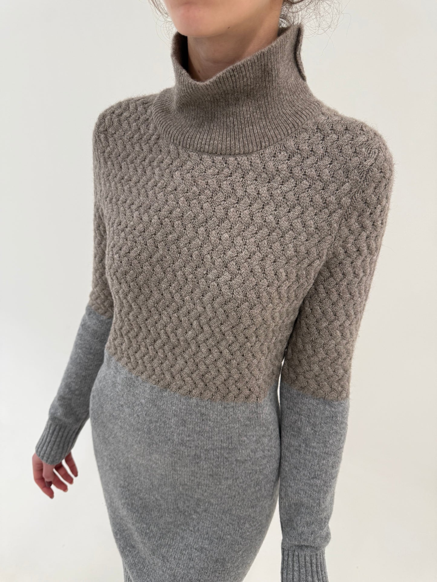 Rochie tip maleta silver gray și taupe din tricot gros multiply de lana și yak