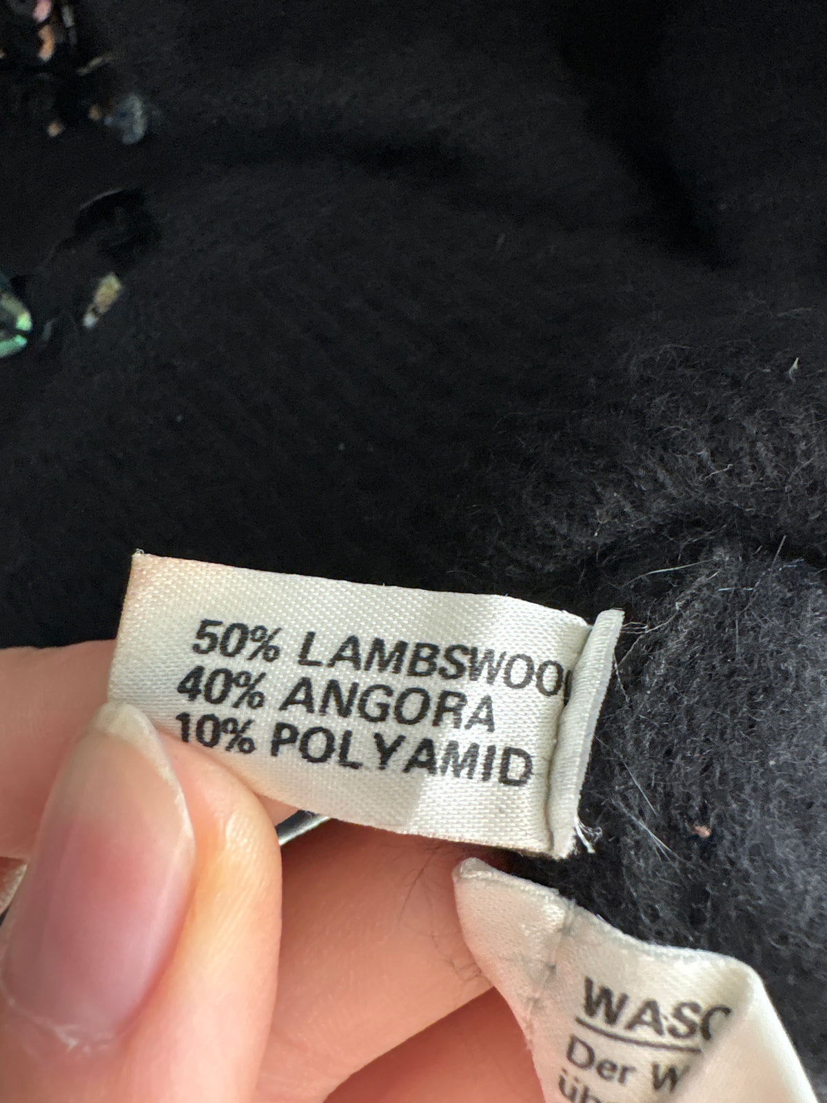 Pulover negru cu aplicații manuale în anchior din lana extrafina și Angora