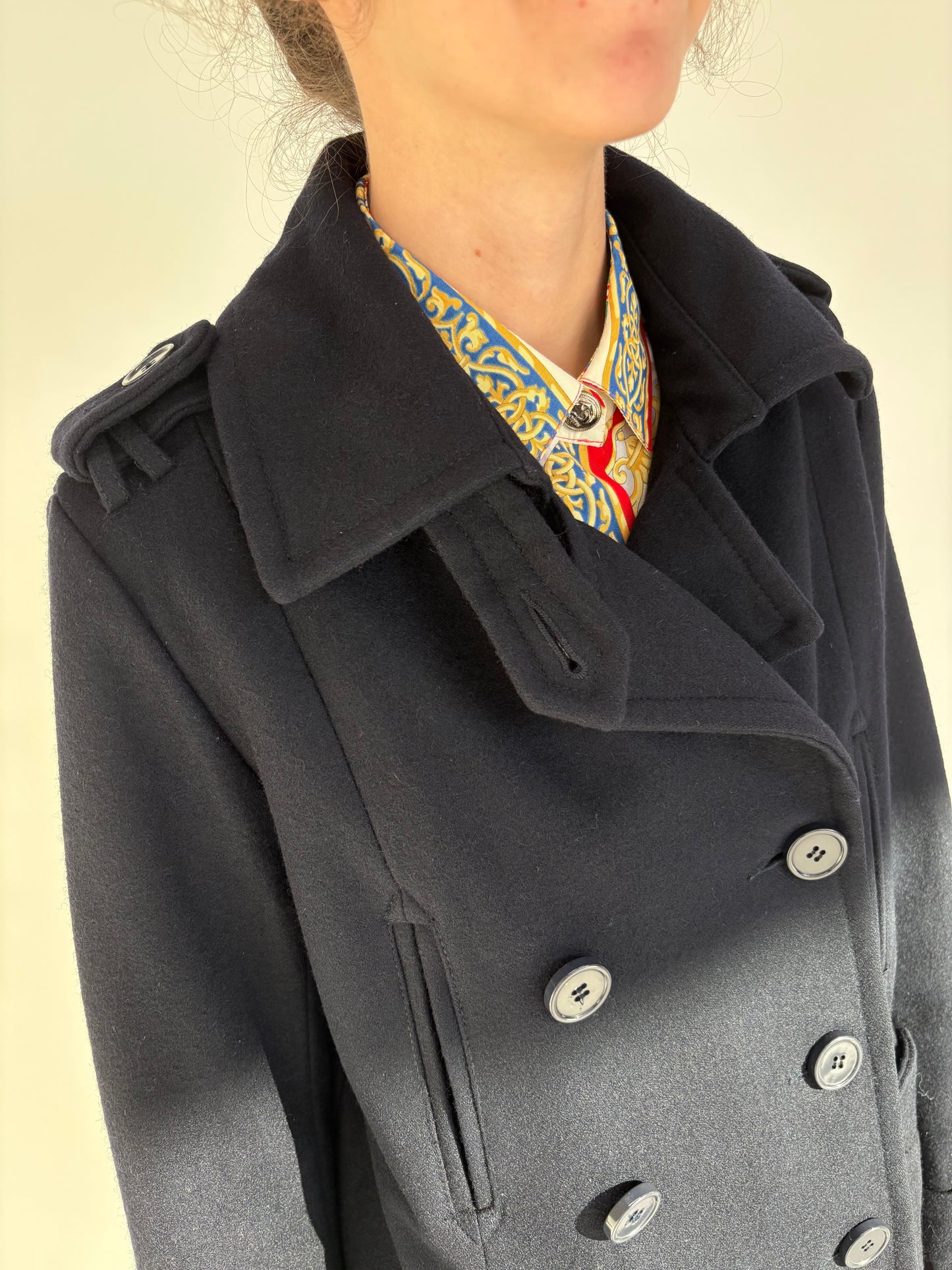 Palton scurt din stofă plină de lana structurata cu închidere dublă