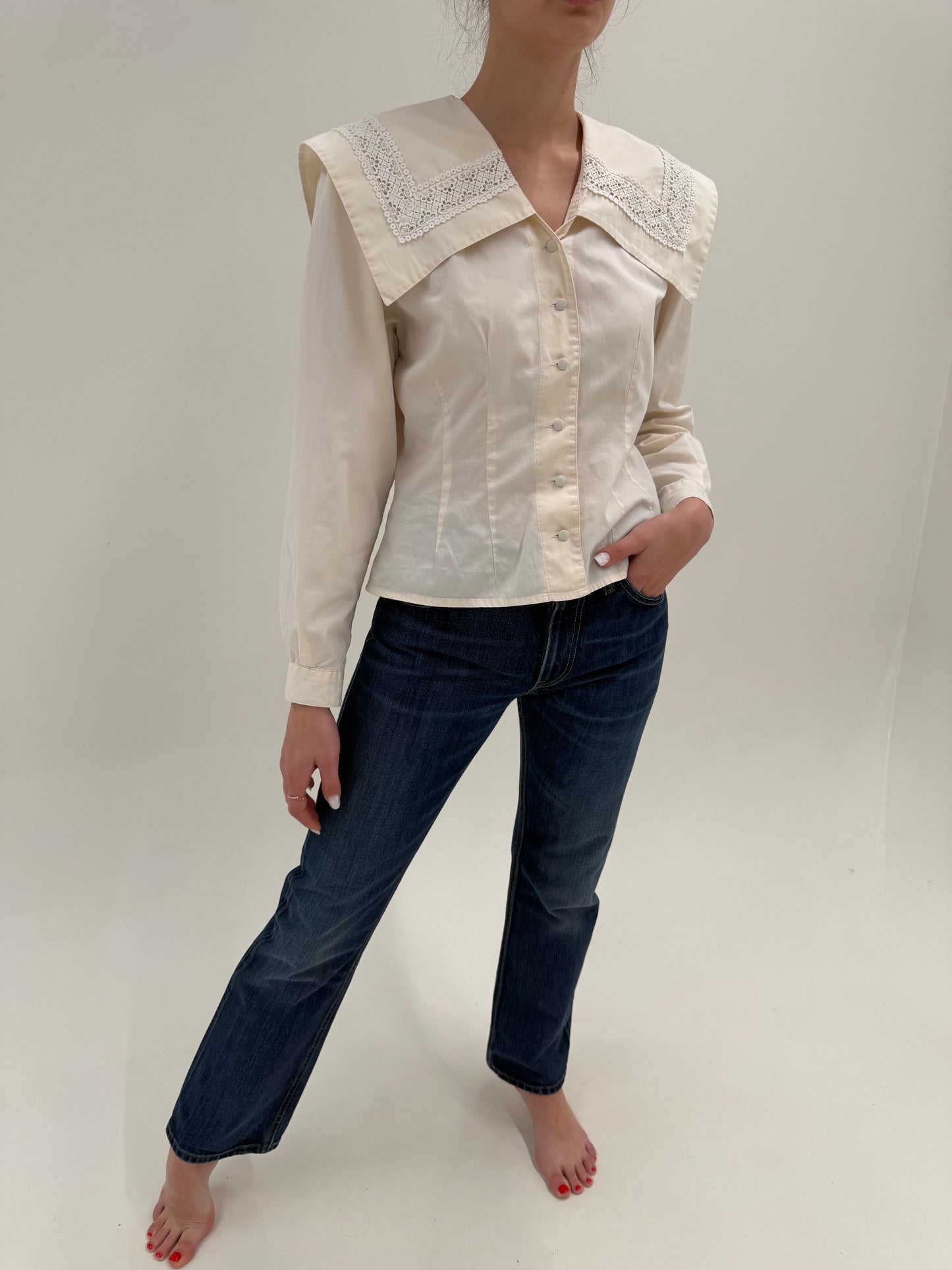 Jeans vintage bootcut Levi’s dark wash anii 2000 in croi super revenit în trend