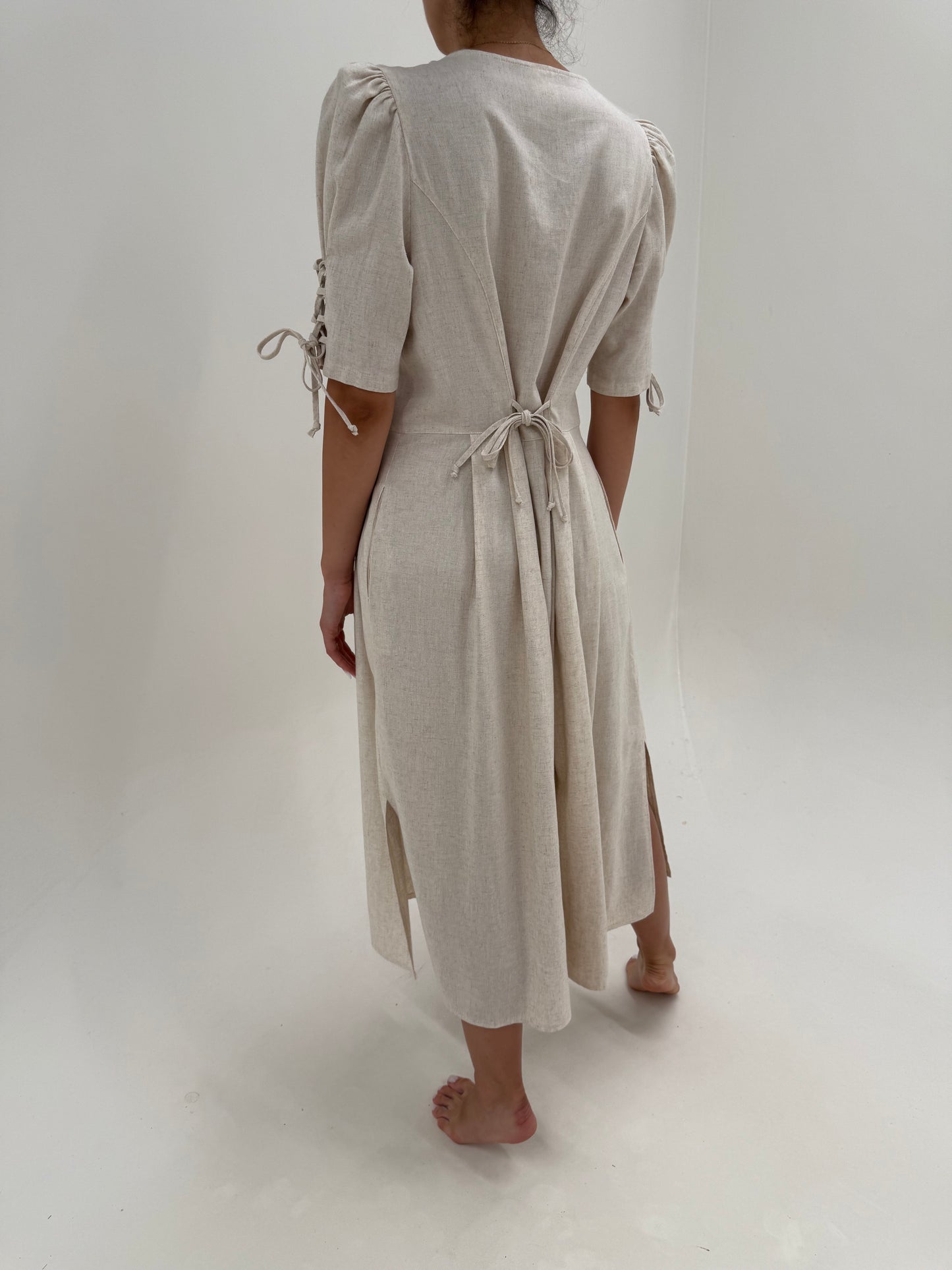 Rochie vintage light nude cu corsaj ultra cambrata din pânză ușor reglabilă