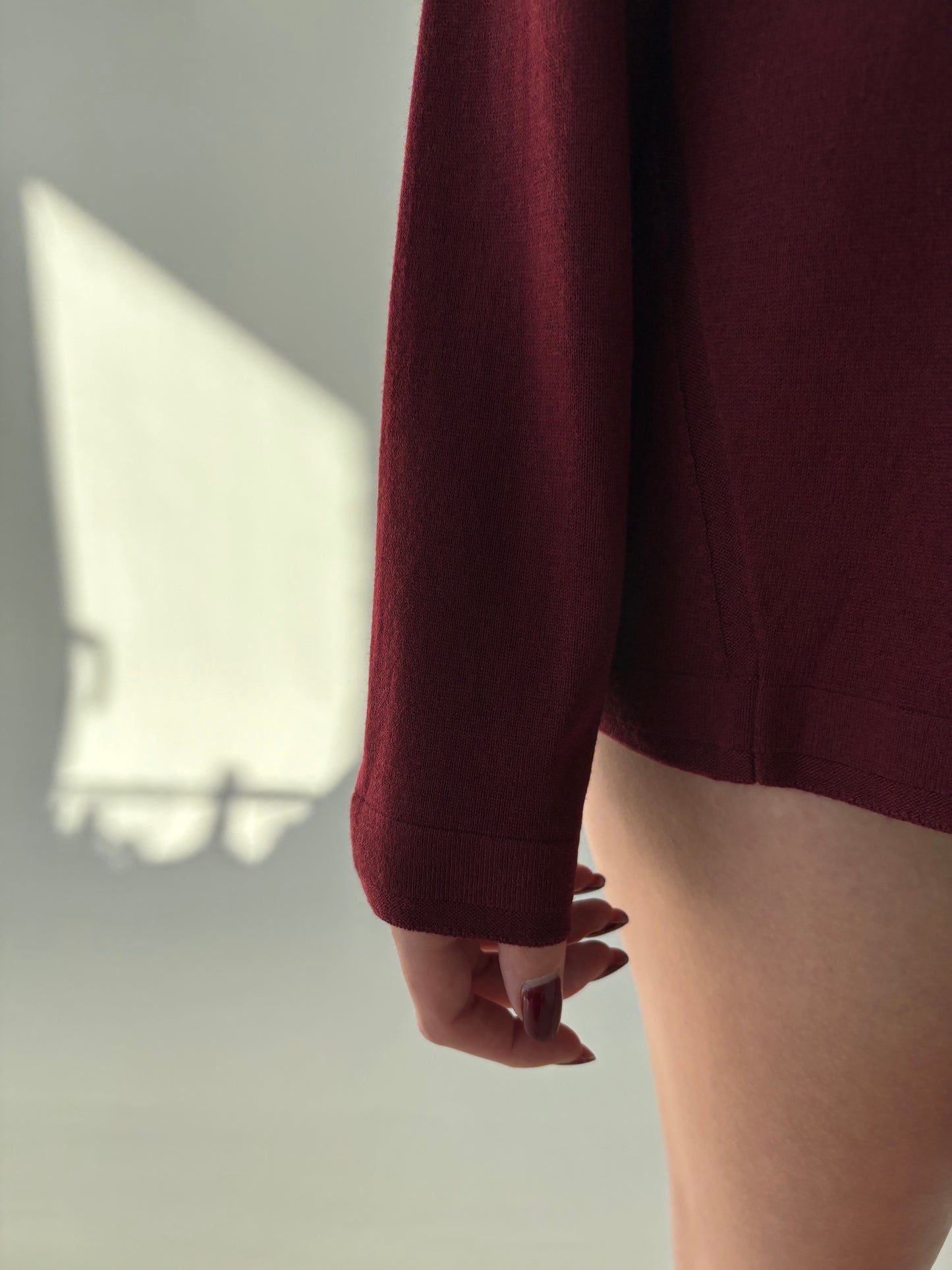 Pulover burgundy din mix de lana merino extrafina în croi lejer