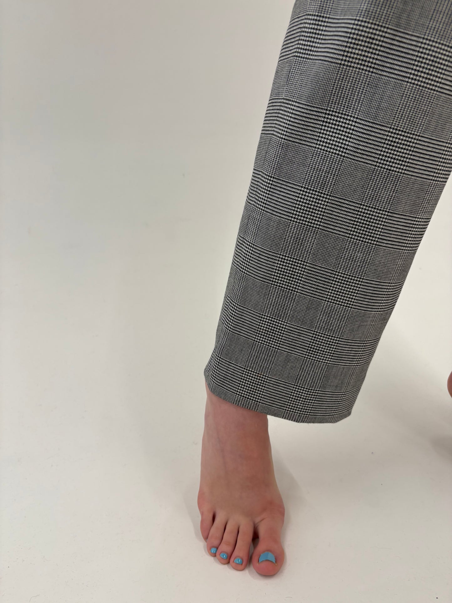 Pantaloni luxury Escada tall din lana extrafina în carouri alb negru