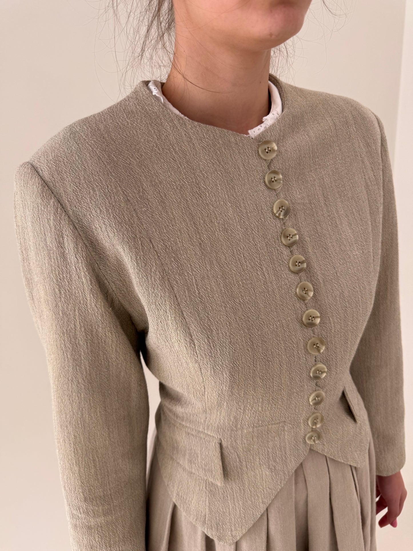 Sacou nude cambrat în croi minimalist din stofita structurată