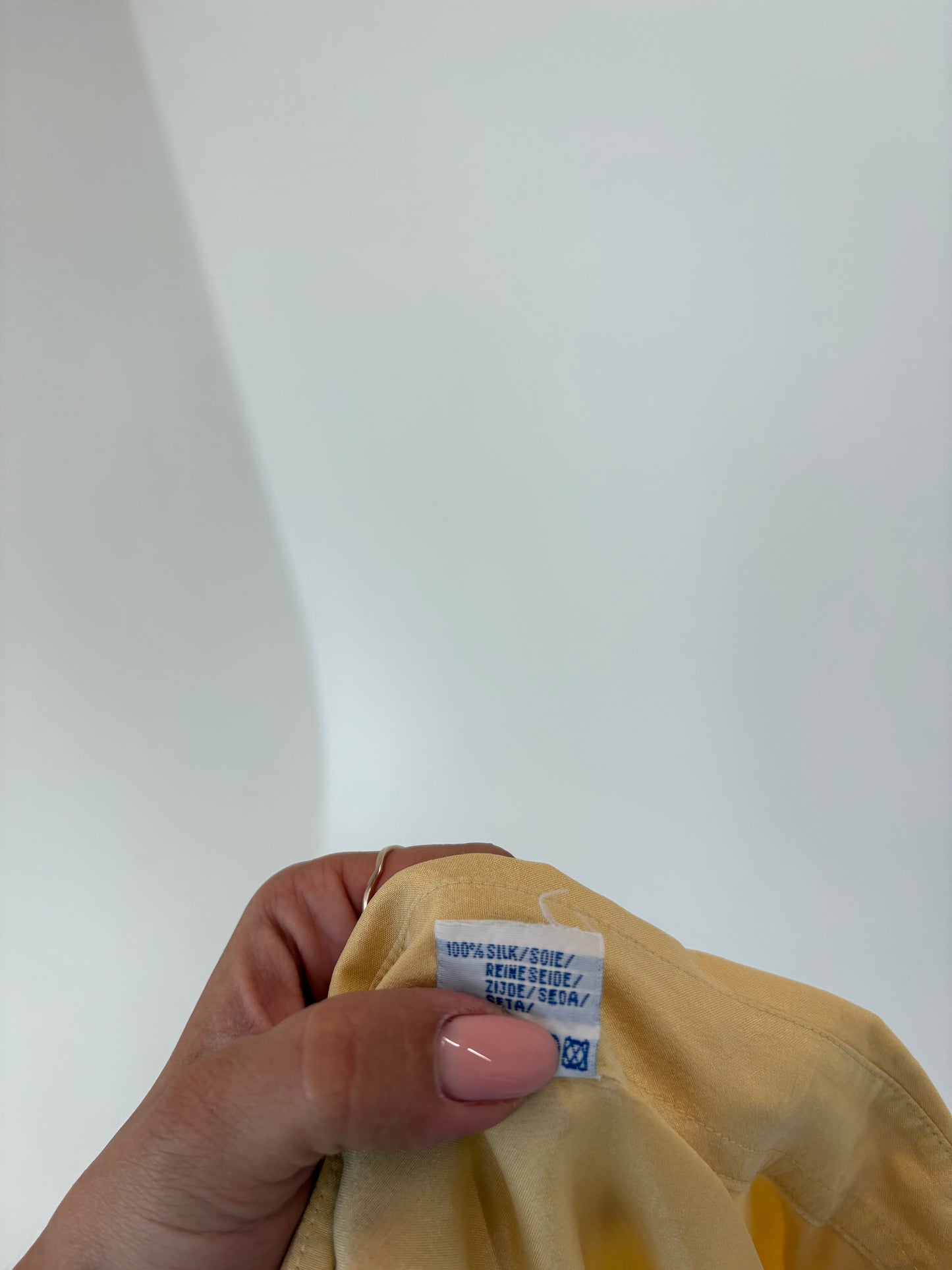 Cămașa din mătase naturală plină butter yellow