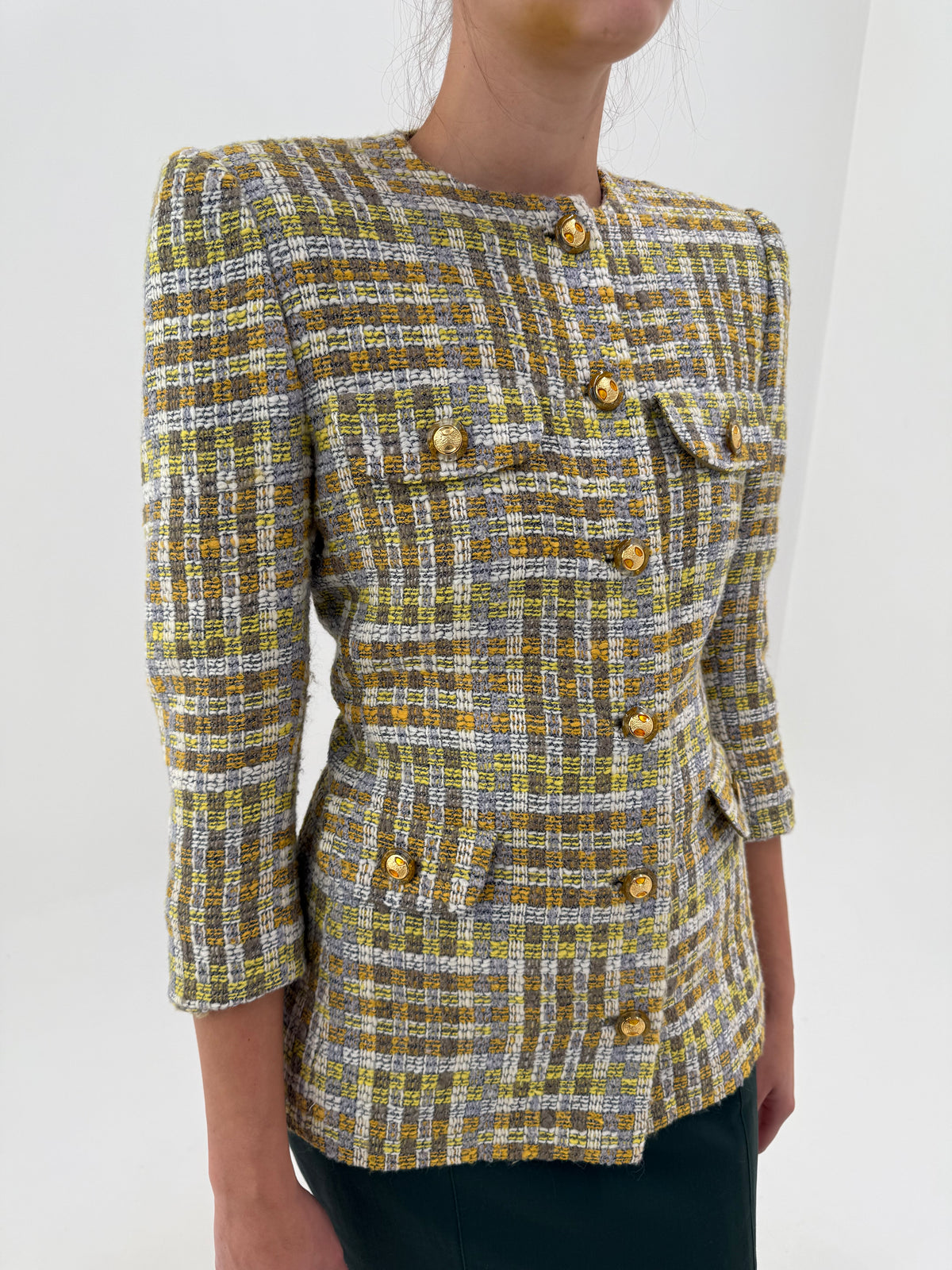 Sacou petite în stil Chanel din tweed superb de lana cu nasturi bijuterie