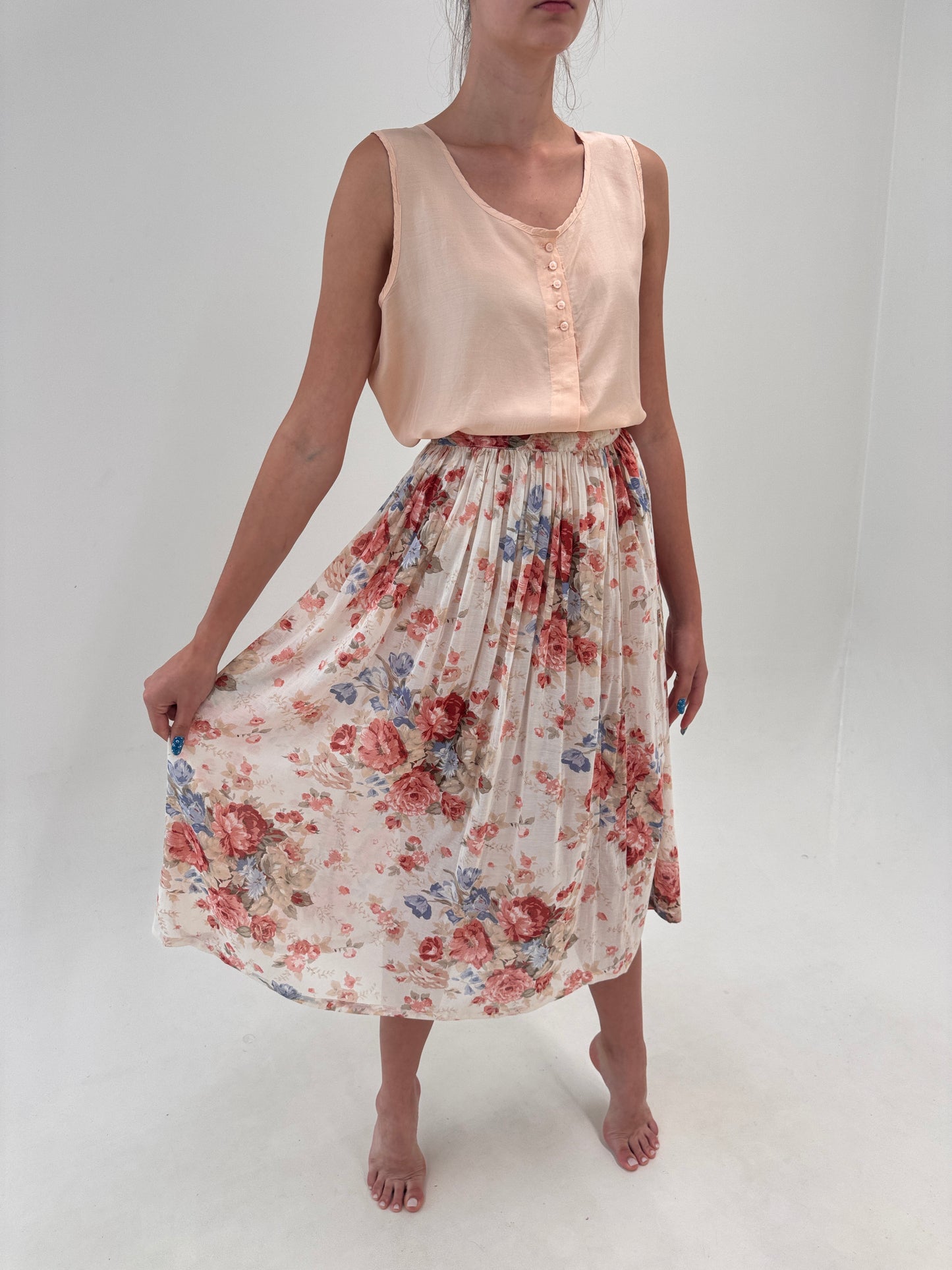 Fustă din panzica extrafina cu eline floral superb și talie elastică light nude