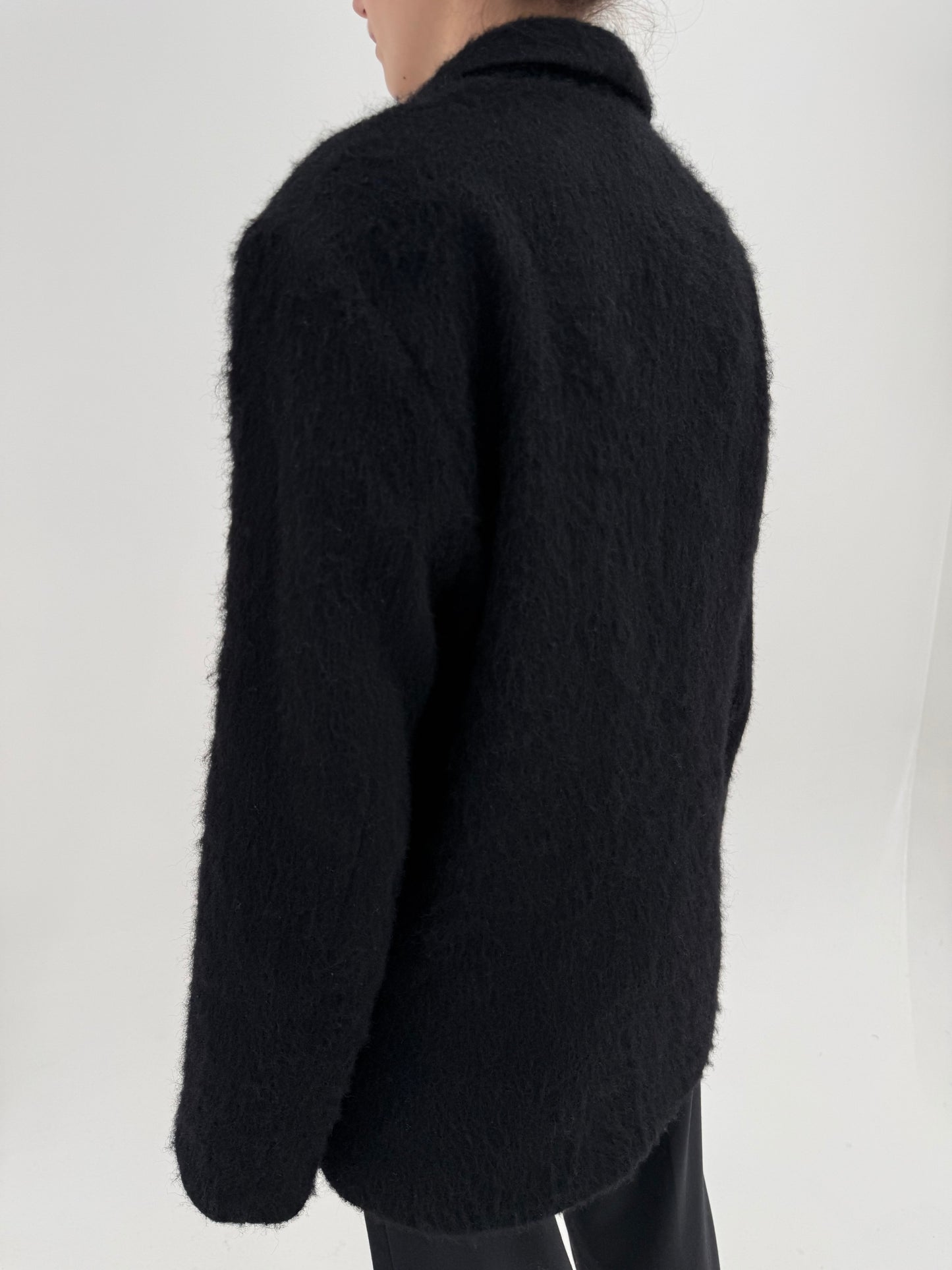 Sacou negru gros cu închidere tip smoking din lana cu aspect de blăniță