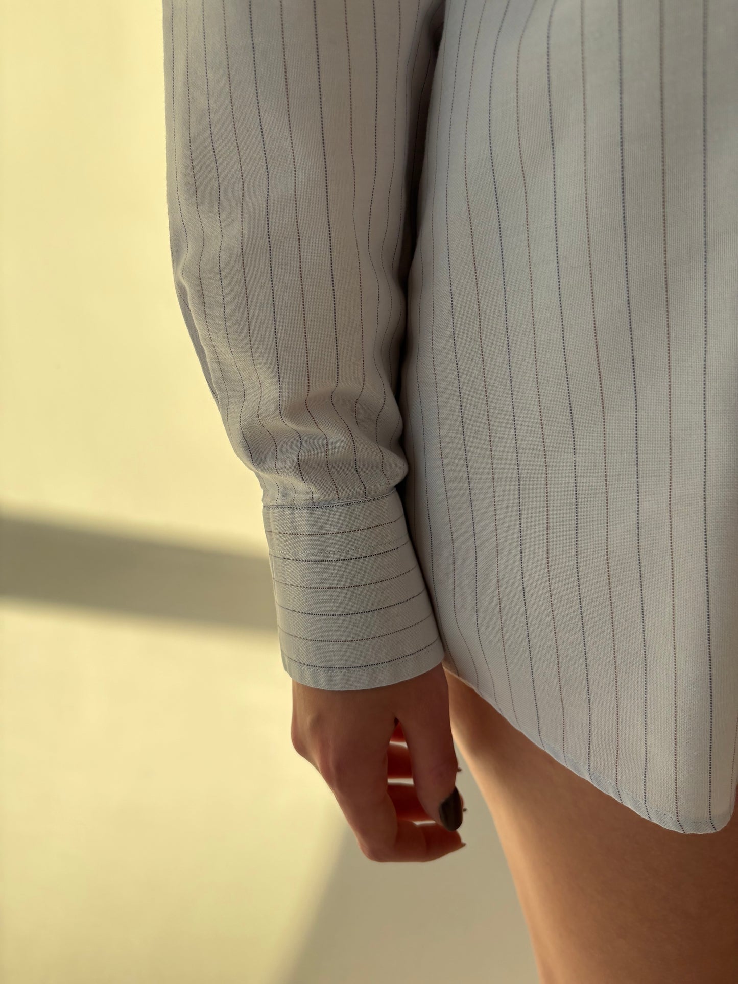 Cămașa baby blue în croi actual cu dungi fine verticale taupe