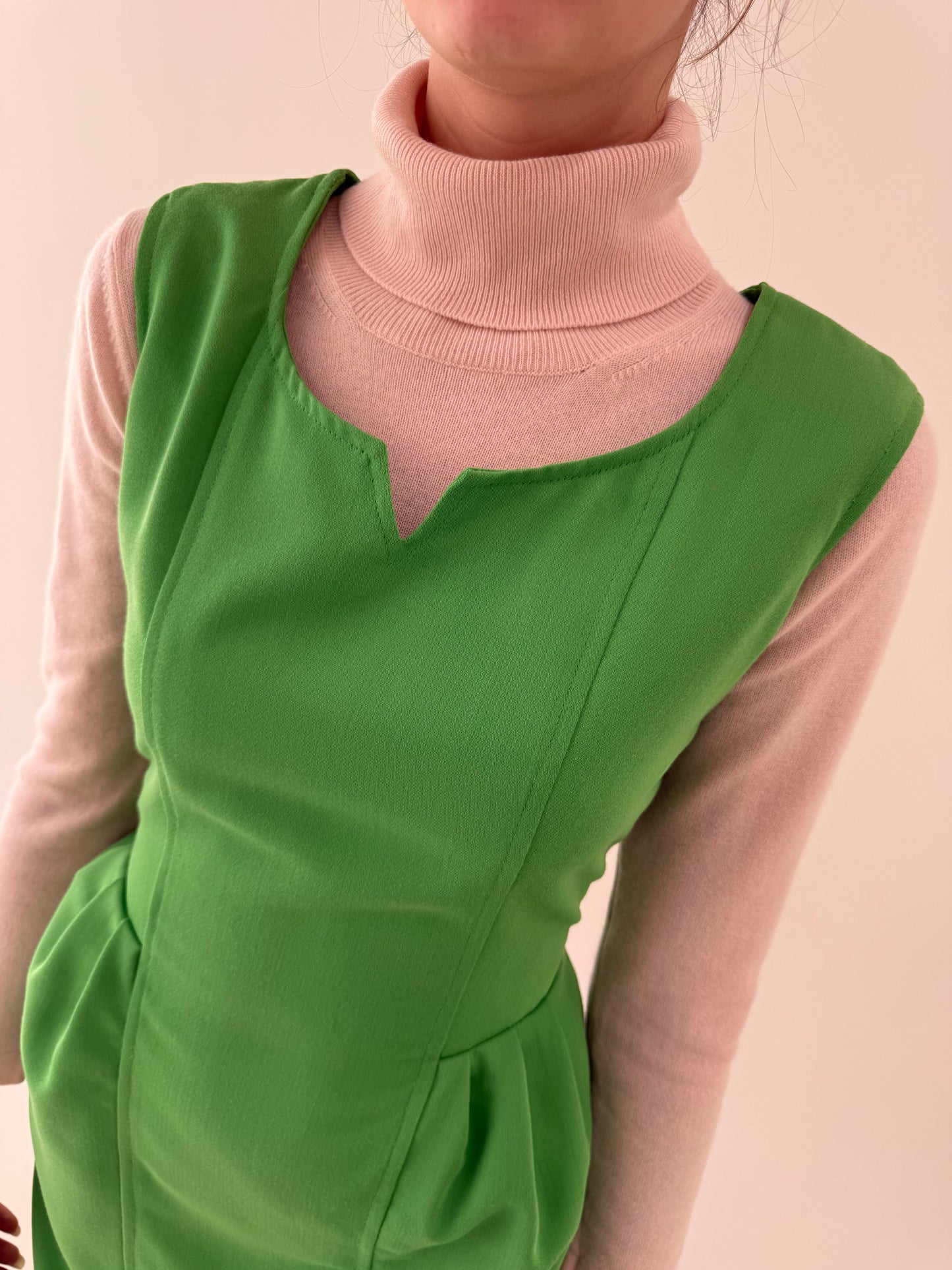 Rochie verde crud în croi feminin cu talie ultra marcată și pense