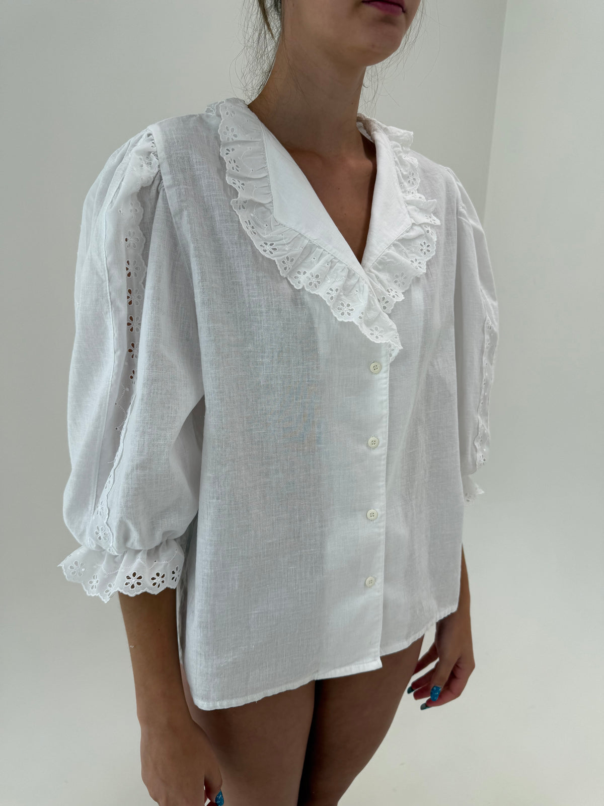Cămașa vintage cu mâneci bufante și broderie anglaise din panza fină de bumbac și in