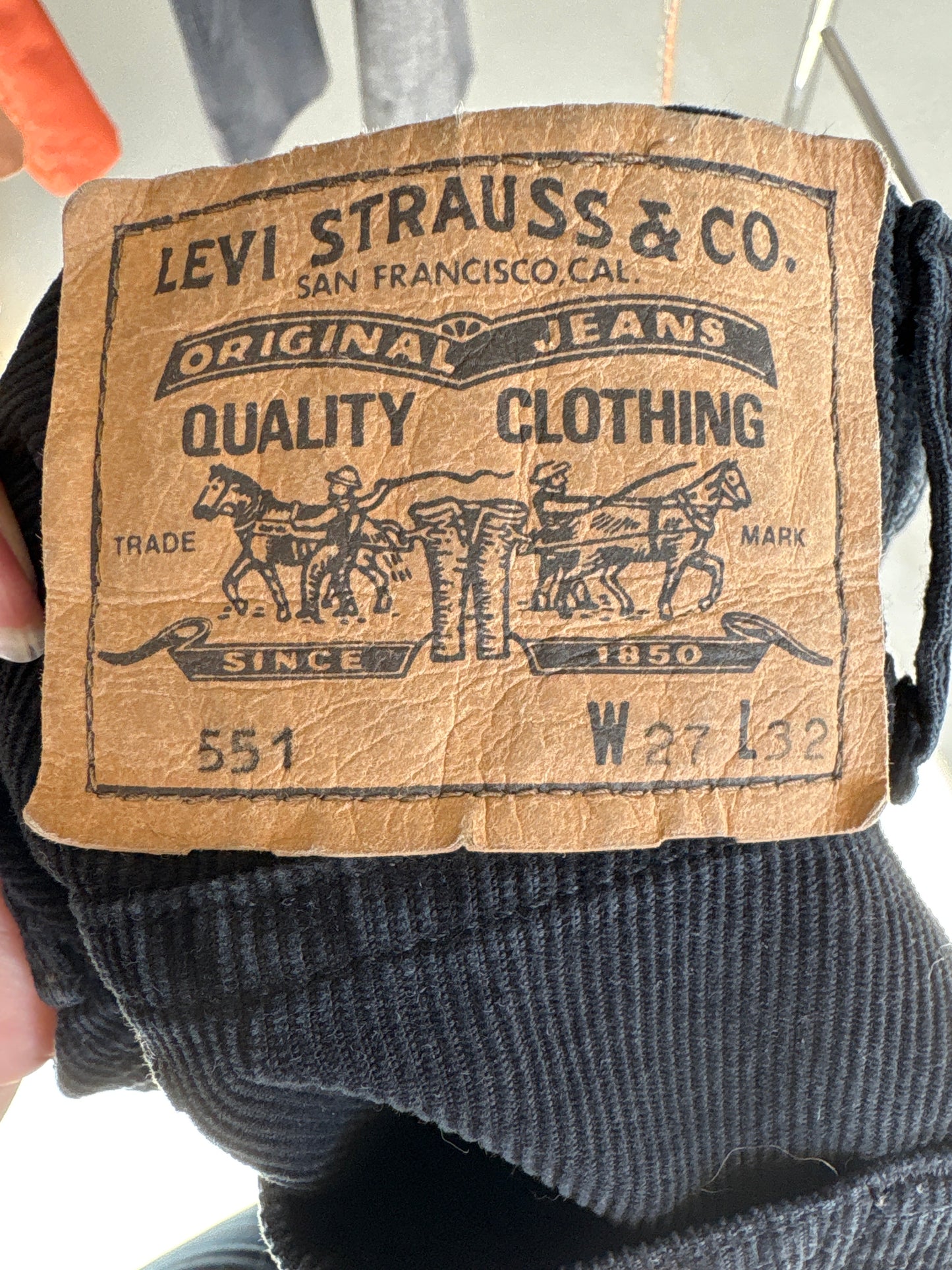 Pantaloni Levi’s negri model 551 din corduroy