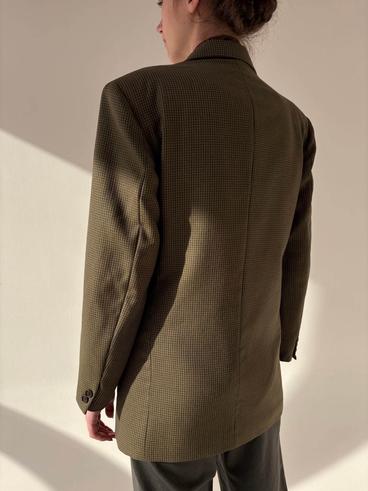 Sacou kaki în carouri fine din lana pura plină extrafina