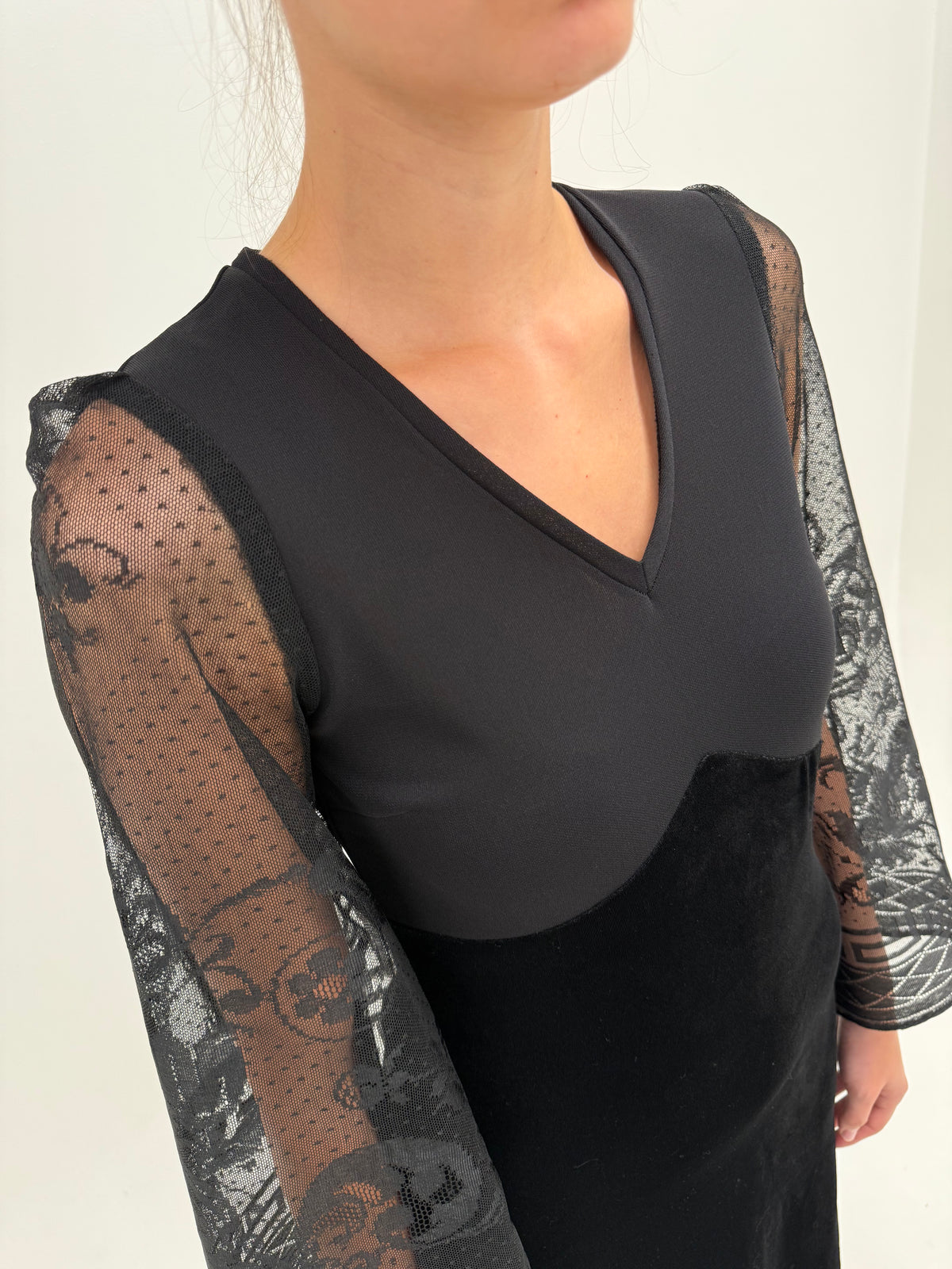 LBD maxi superba din catifea modeltoare cu mâneci evazate din dantelă
