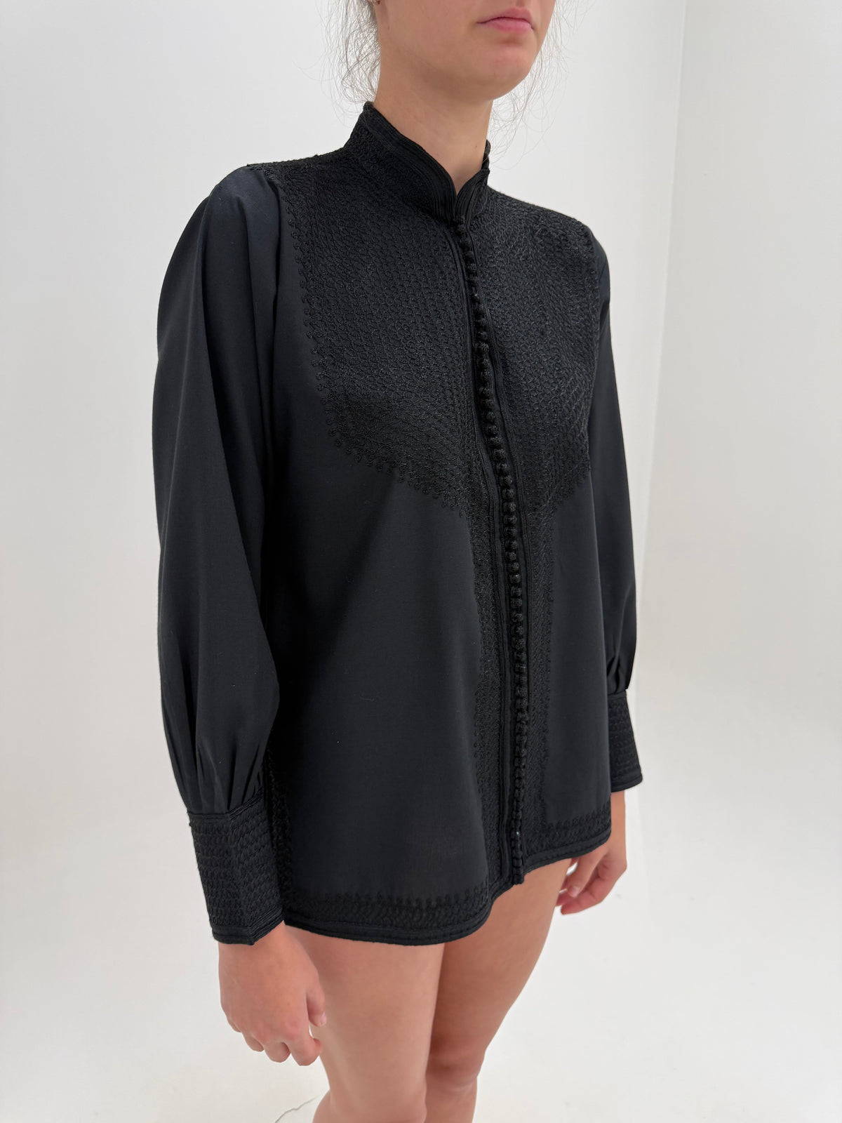 Cămașa neagră excepțională din bumbac gros petite cu manșete înalte și broderie