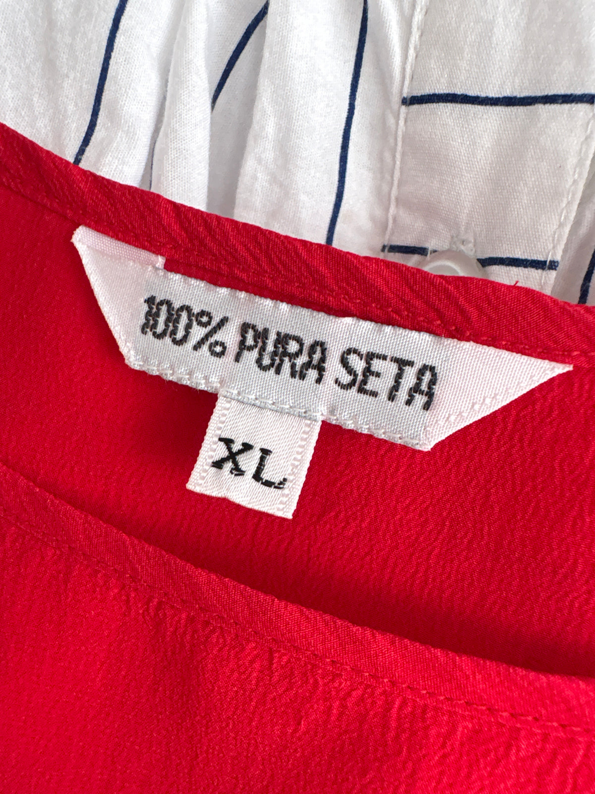 Top roșu tare din mătase naturală în croi minimalist