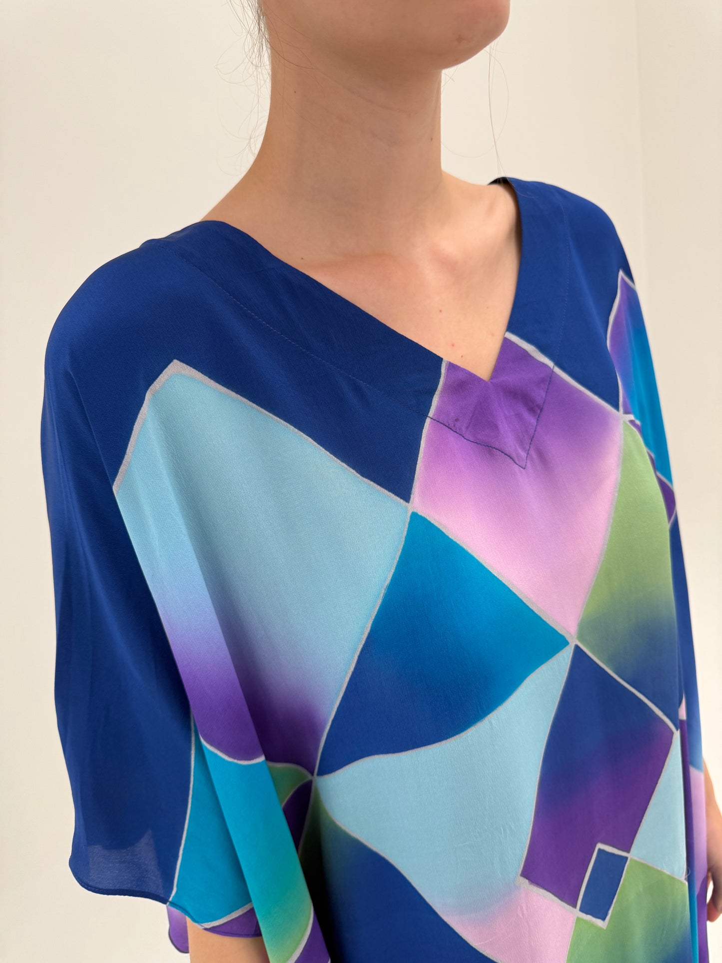 Kaftan din mătase naturală în croi amplu și print geometric