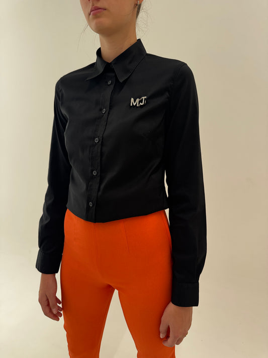 Cămașa Moschino neagră cu broșă cu cristale inclusă din poplin de bumbac confort