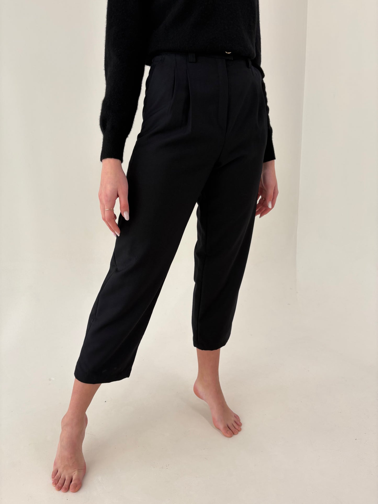 Pantaloni negri petite cu talie ultra înaltă și pense din stofita de primăvară