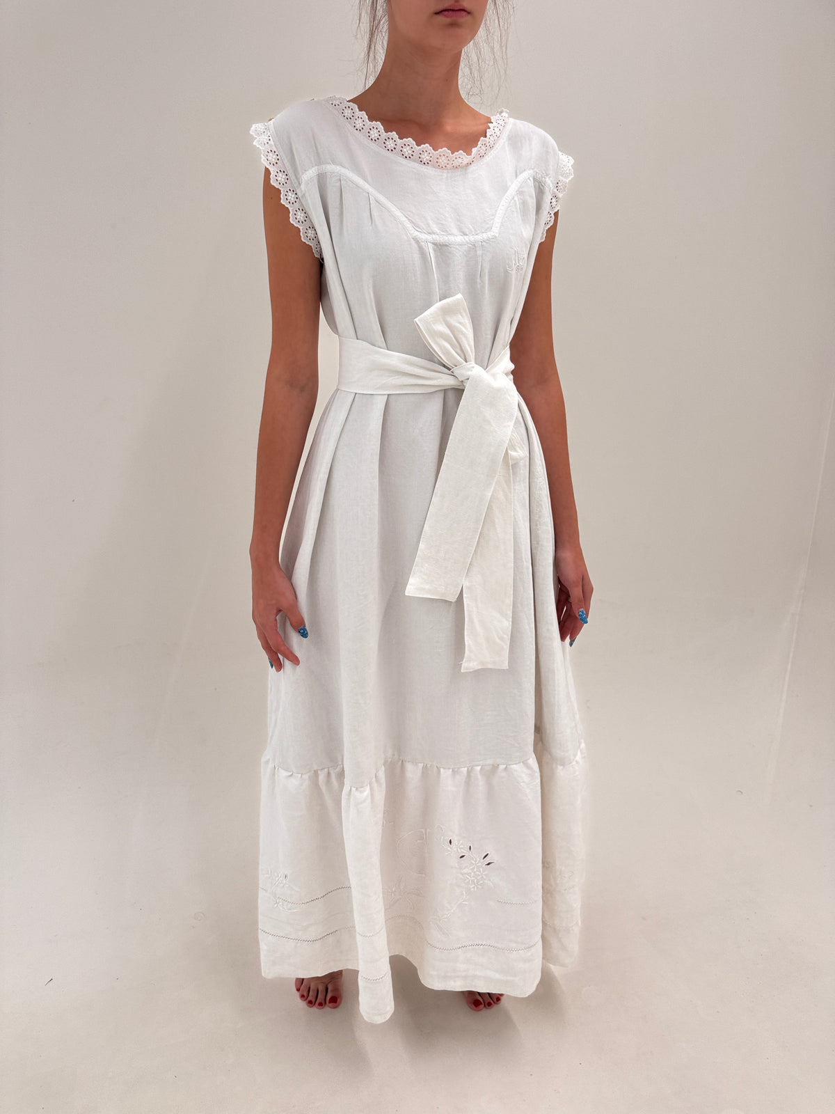 Rochie maxi din panza excepțională de in cu broderie manuală delicată și cordon