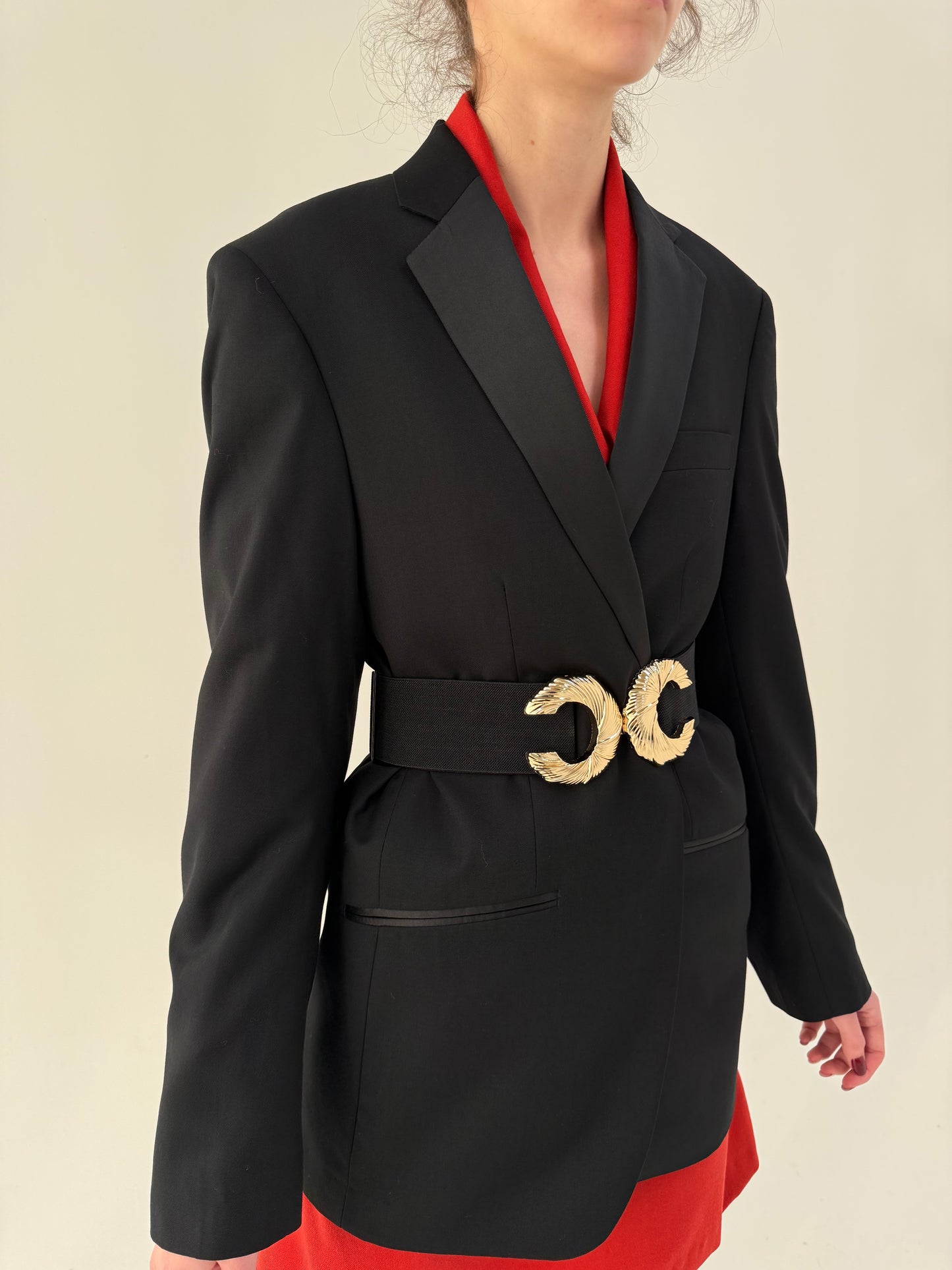 Smoking negru cu revere satinate din lana extrafina ușor lucioasă