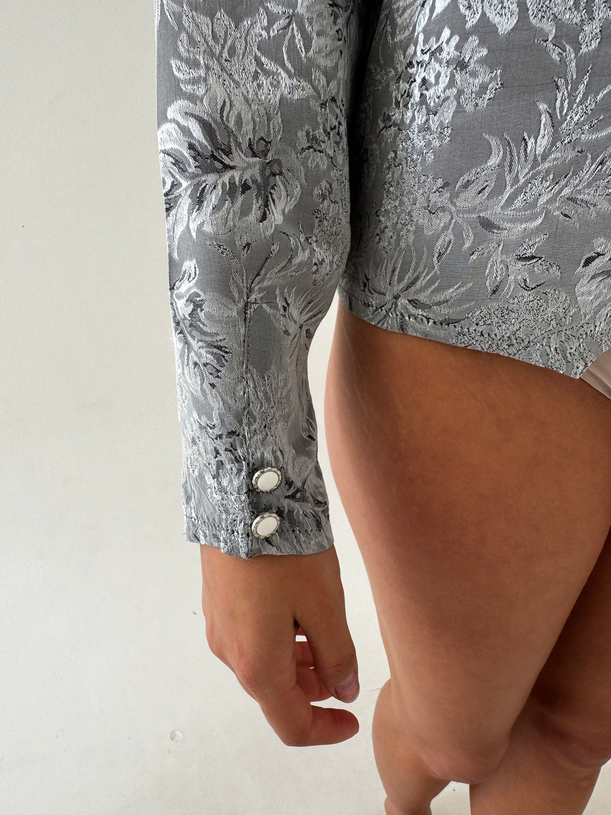 Cămașa vintage din jacquard silver gray cu guler supradimensionat alb