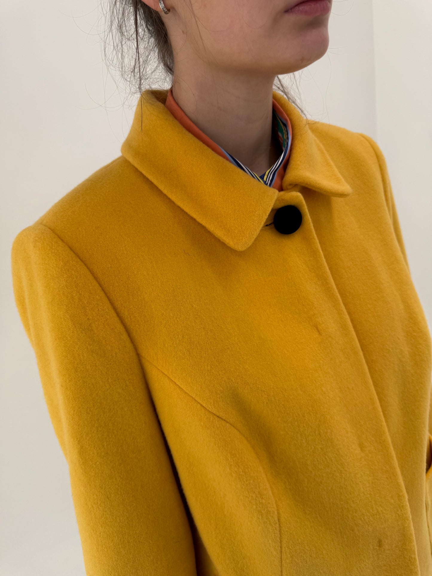 Jacheta saffron yellow din lana extrafina în croi minimalist