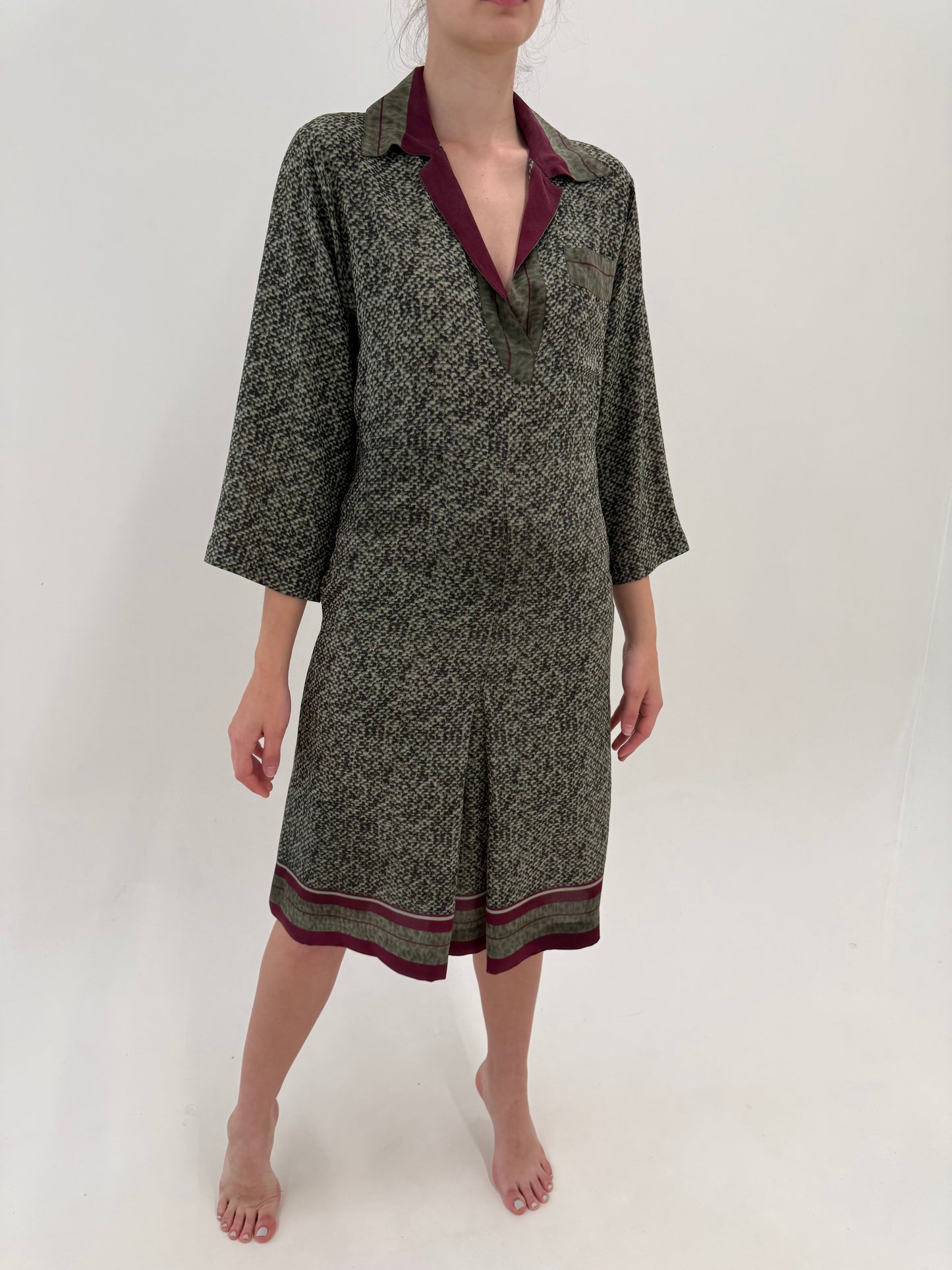Rochie excepțională din mătase naturală cu mâneci ușor evazate și inserții burgundy