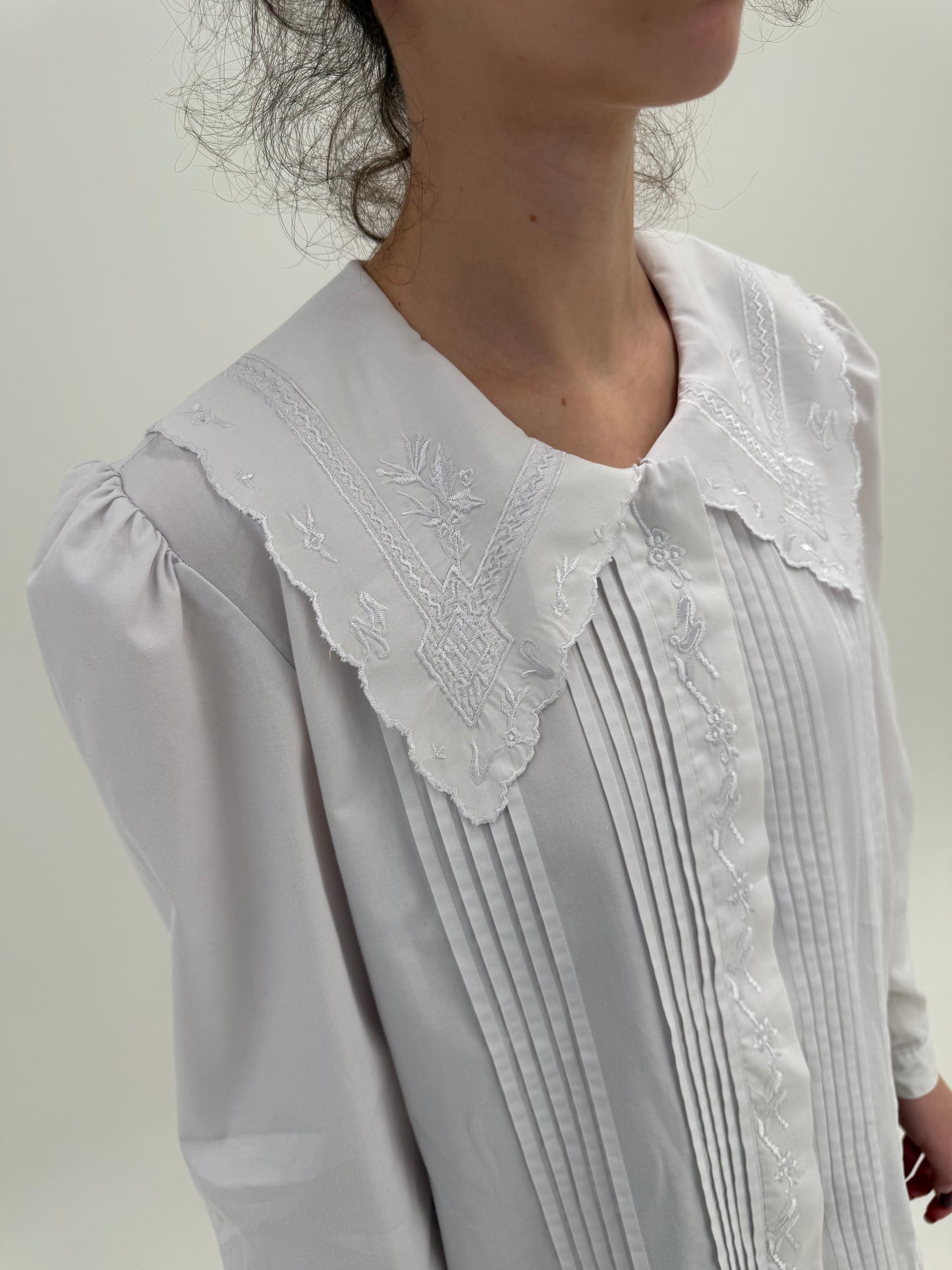 Cămașa vintage cu umeri bufanți si guler supradimensionat brodat