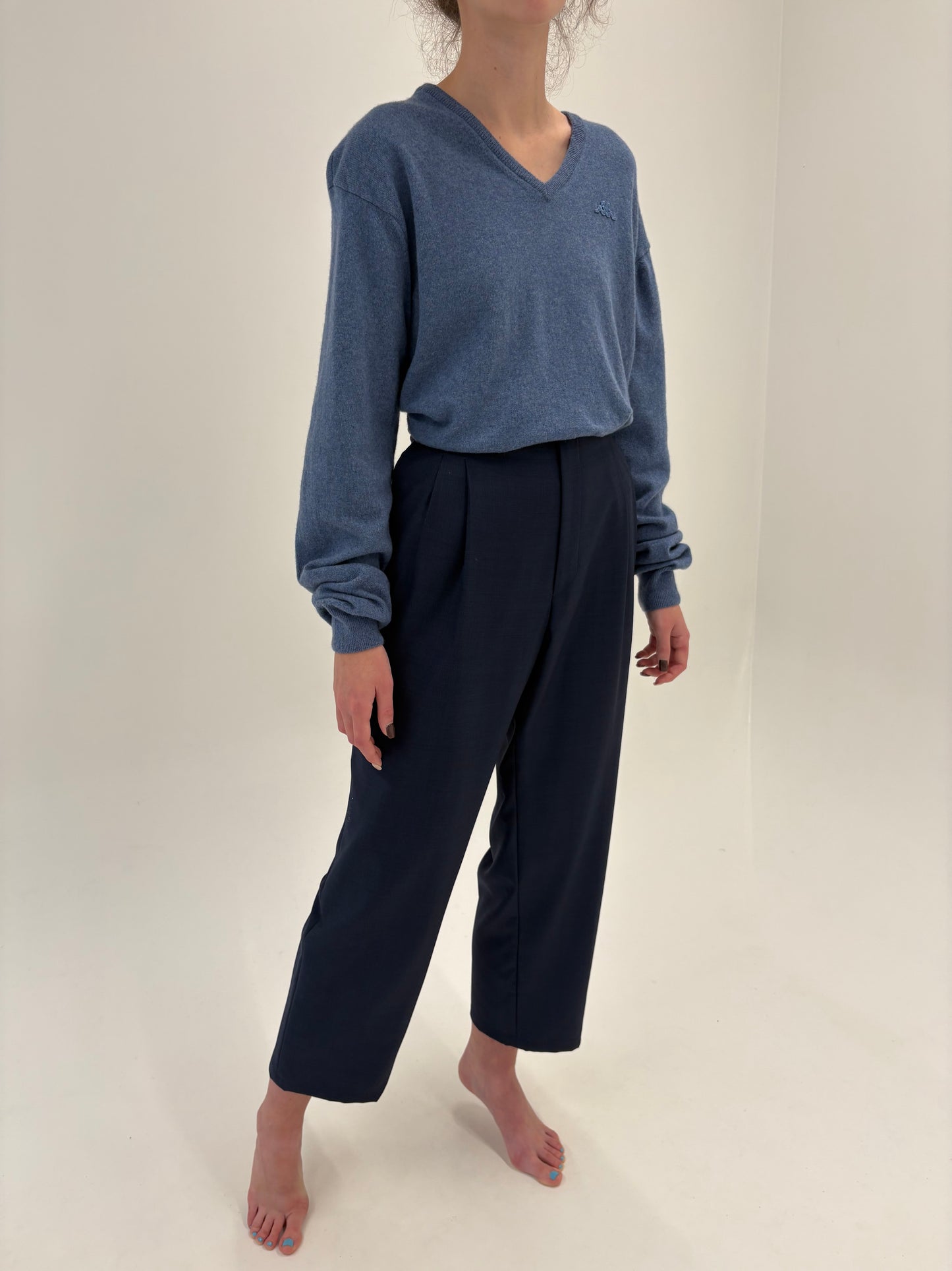 Pantaloni Navy cu pense din stofă de lana extrafina pura certificată