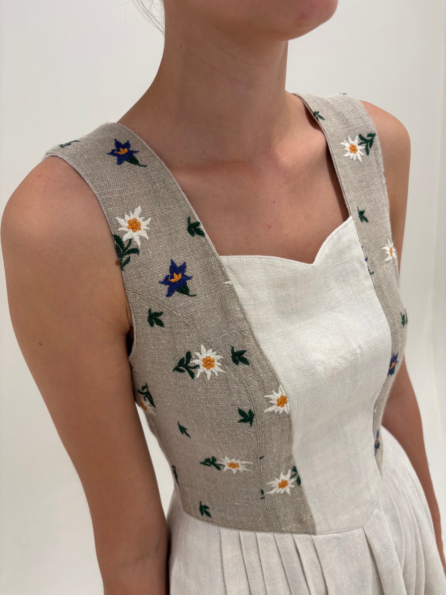 Rochie vintage maxi în nuanțe de nude cu broderie și corsaj din pânză grea de in