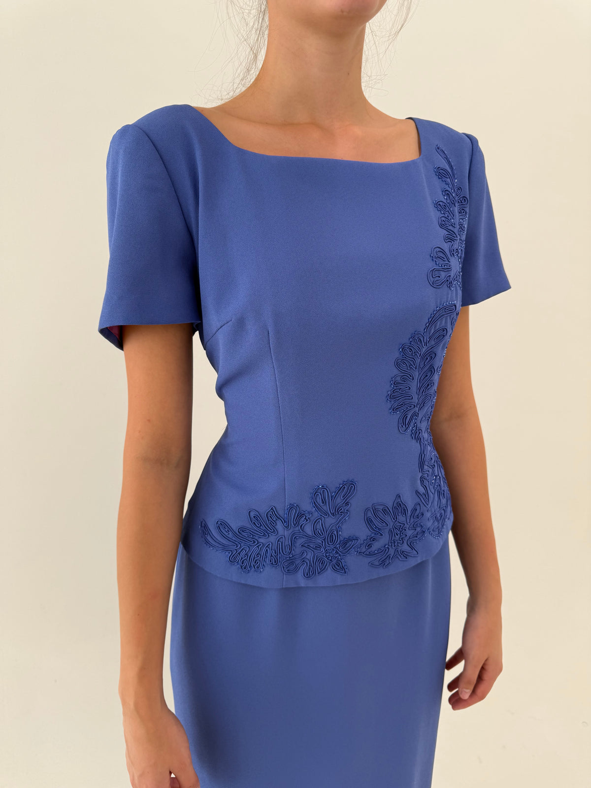 Rochie maxi cu broderie 3D cambrata din crep plin în culoare superbă