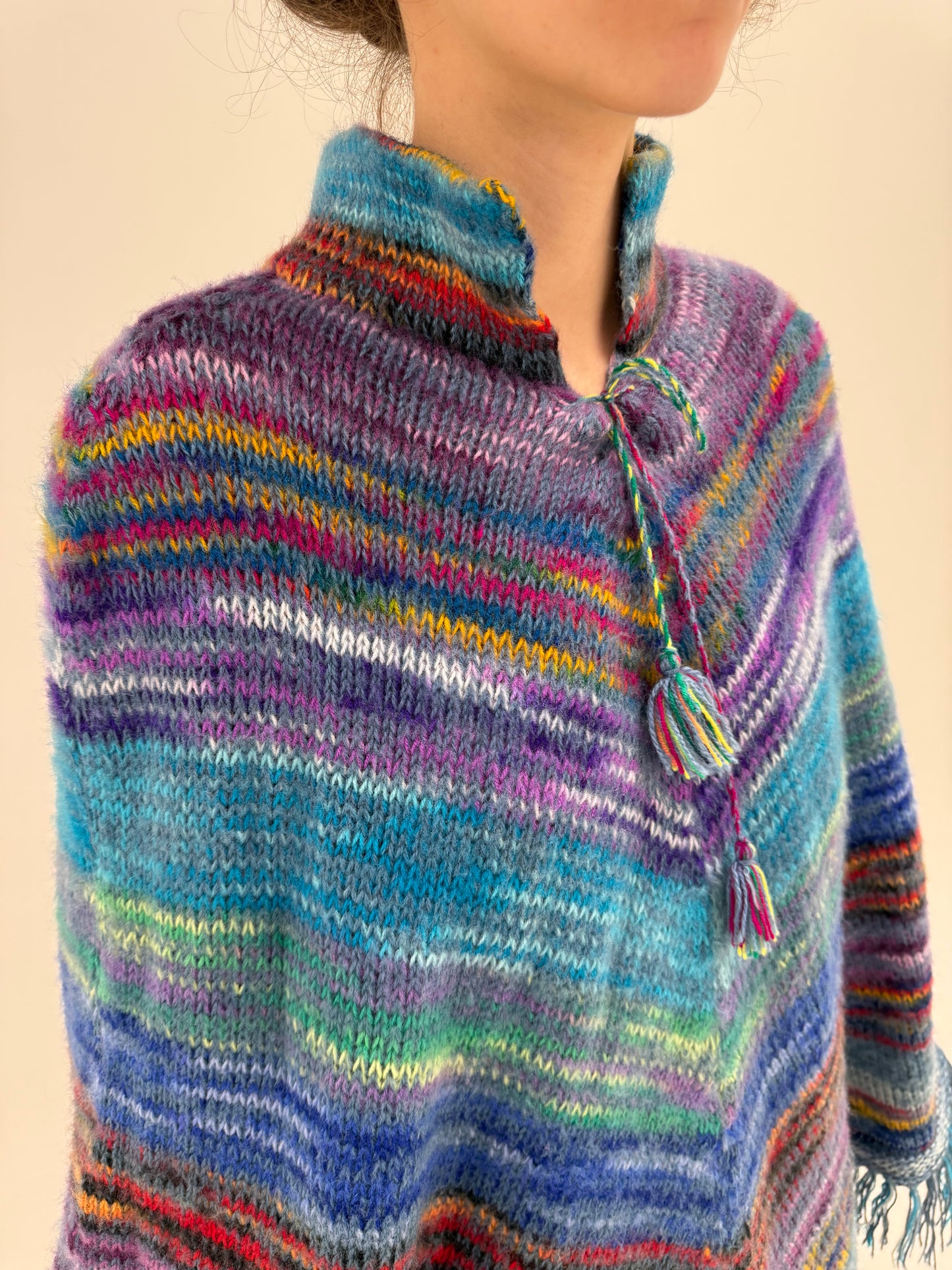 Capa lungă din tricot curcubeu din alpaka