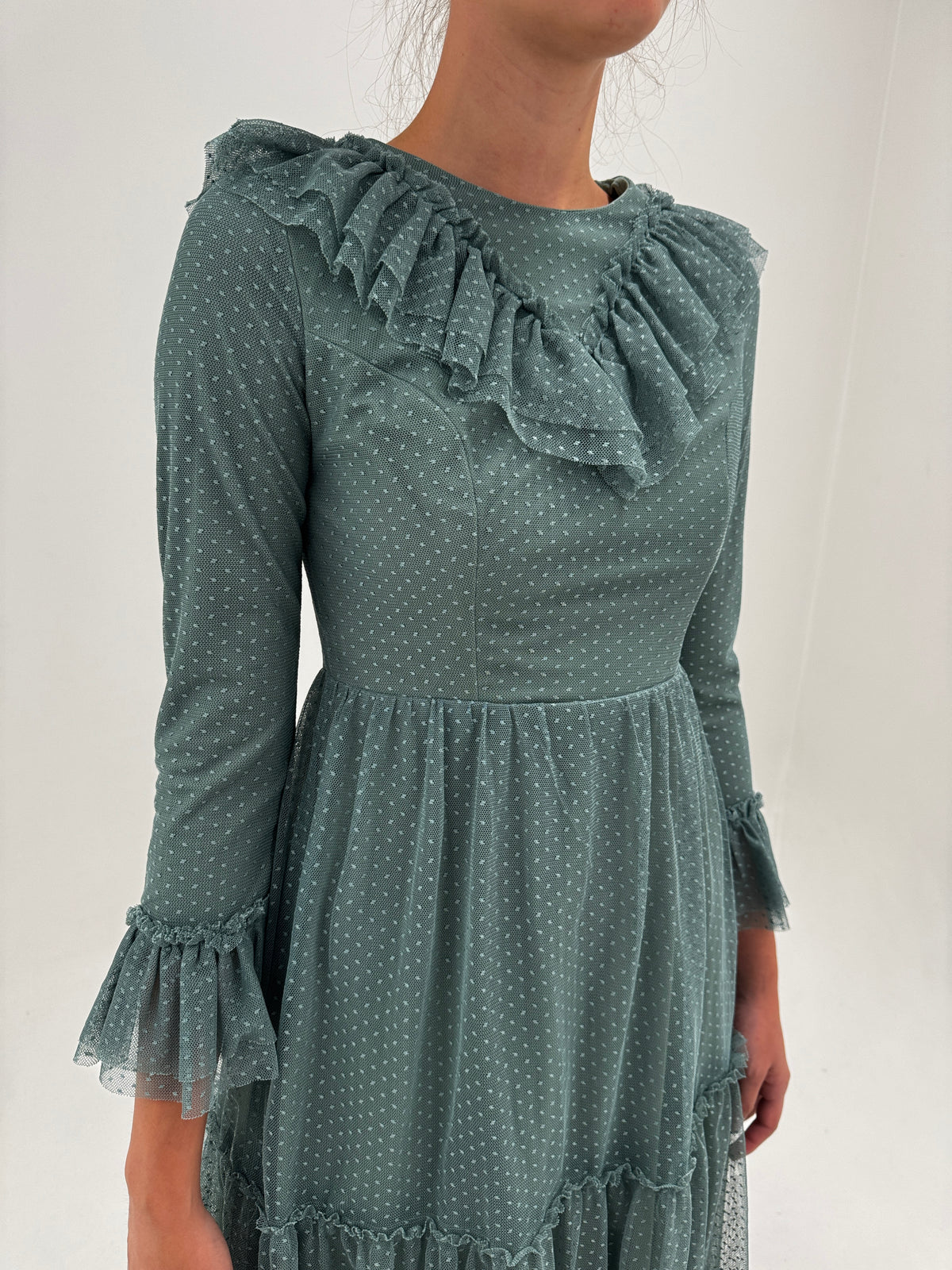 Rochie maxi dusty mint green din tulle moale texturat cu buline