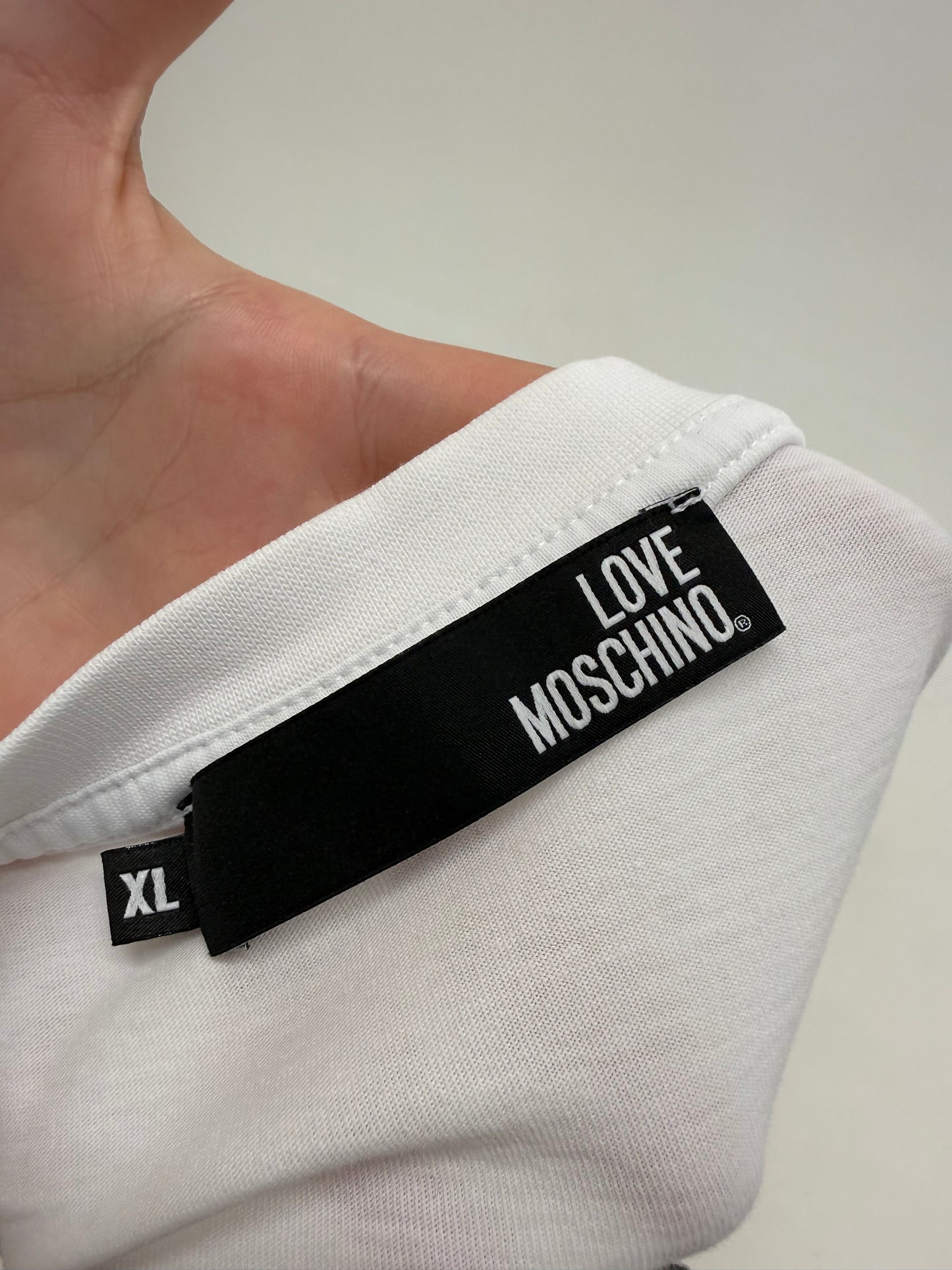Top Moschino alb din bumbac premium în croi clasic