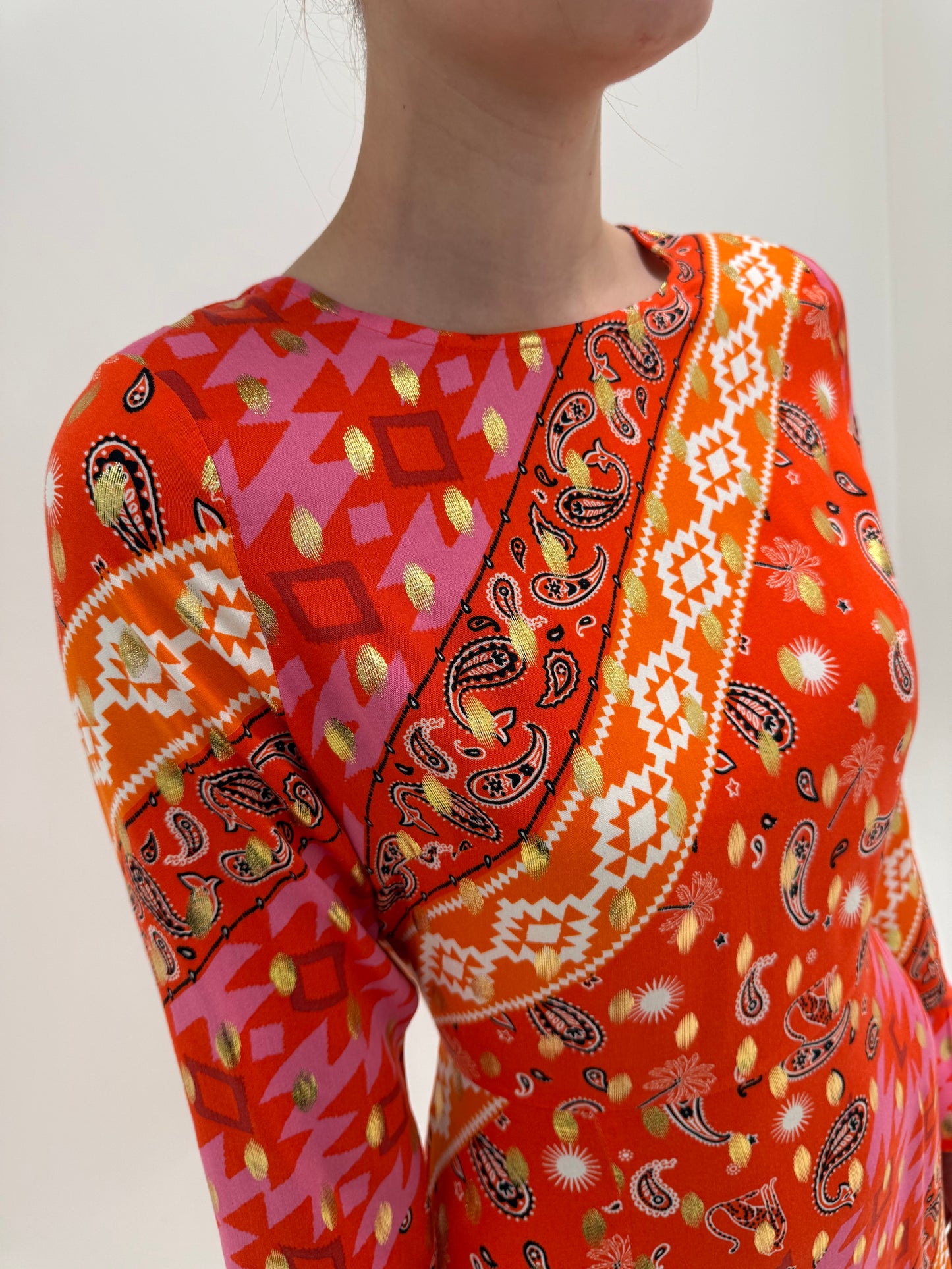 Rochie maxi în culori tari cu print auriu și talie ultra înaltă marcată