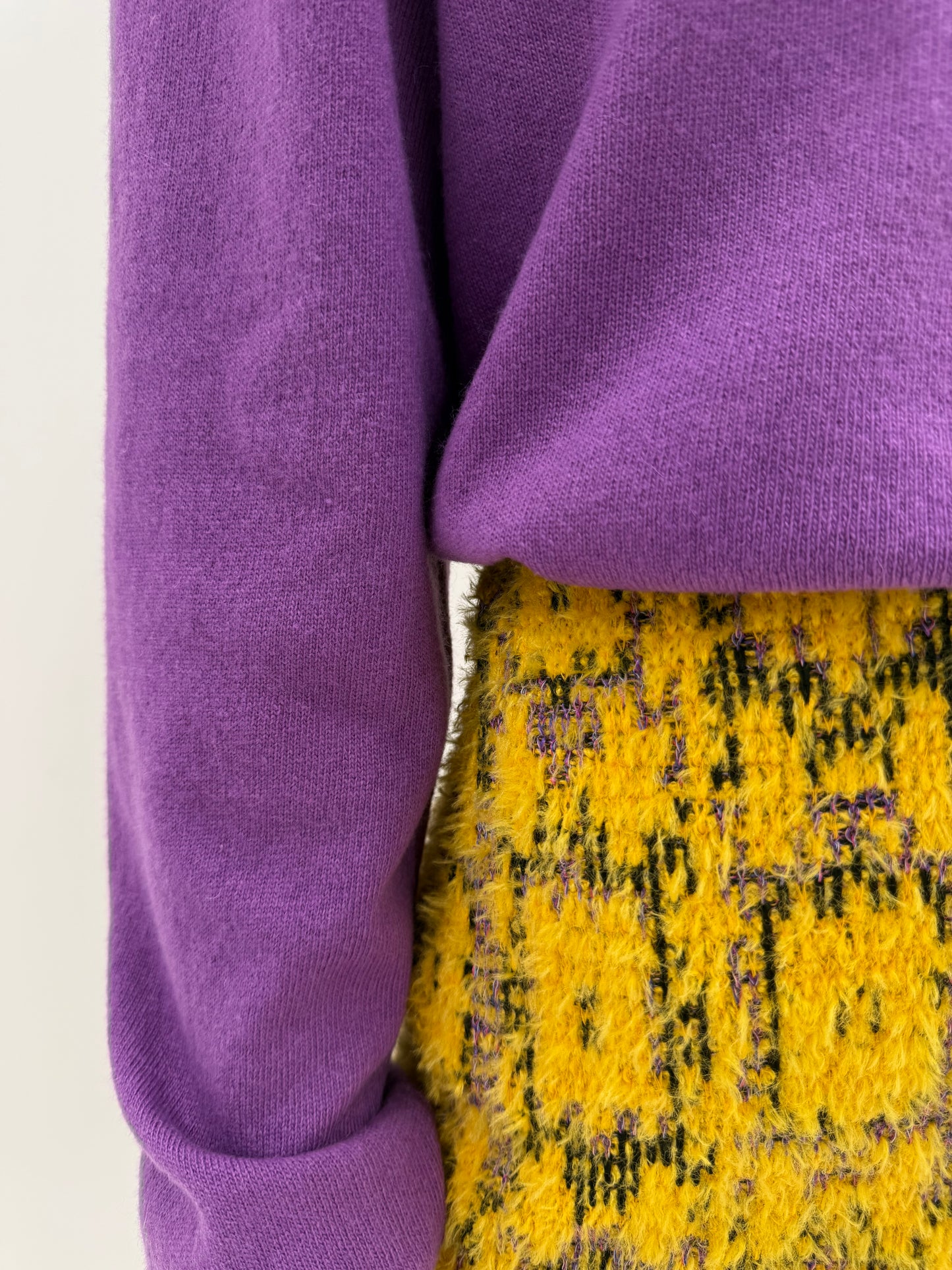 Fustă mini în stil Chanel din stofita elastică texturată în culori tari