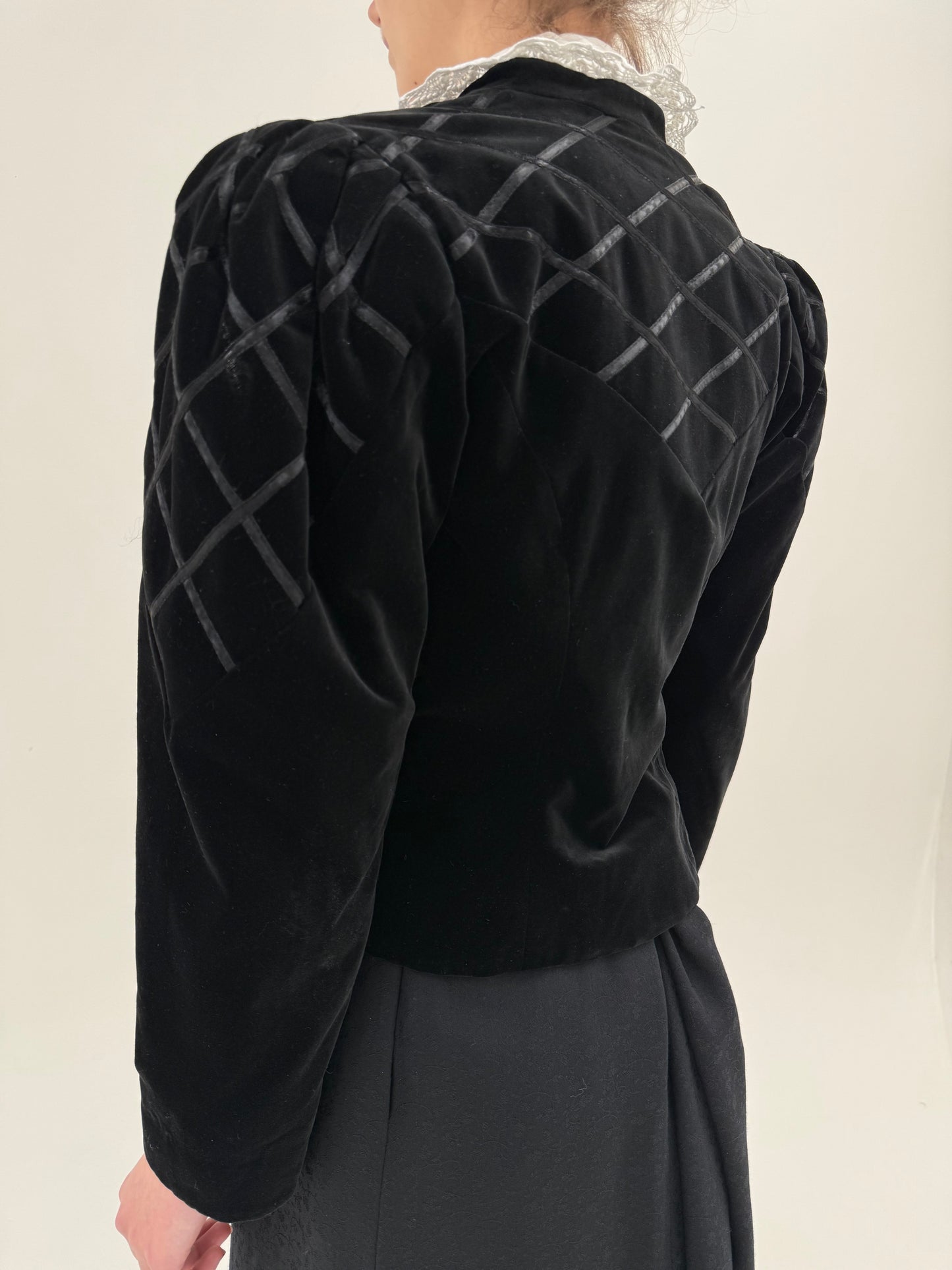 Sacou vintage din catifea neagră cu lucrătură elaborată super cambrat