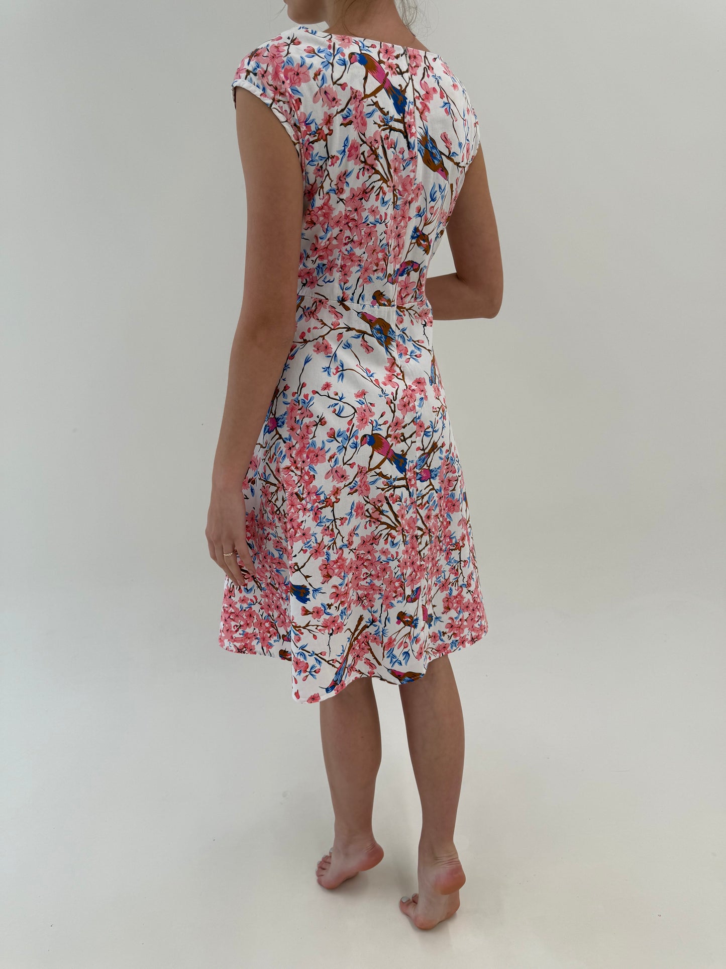 Rochie cambrata cu print superb cu flori de cireș din panzica modelatoare